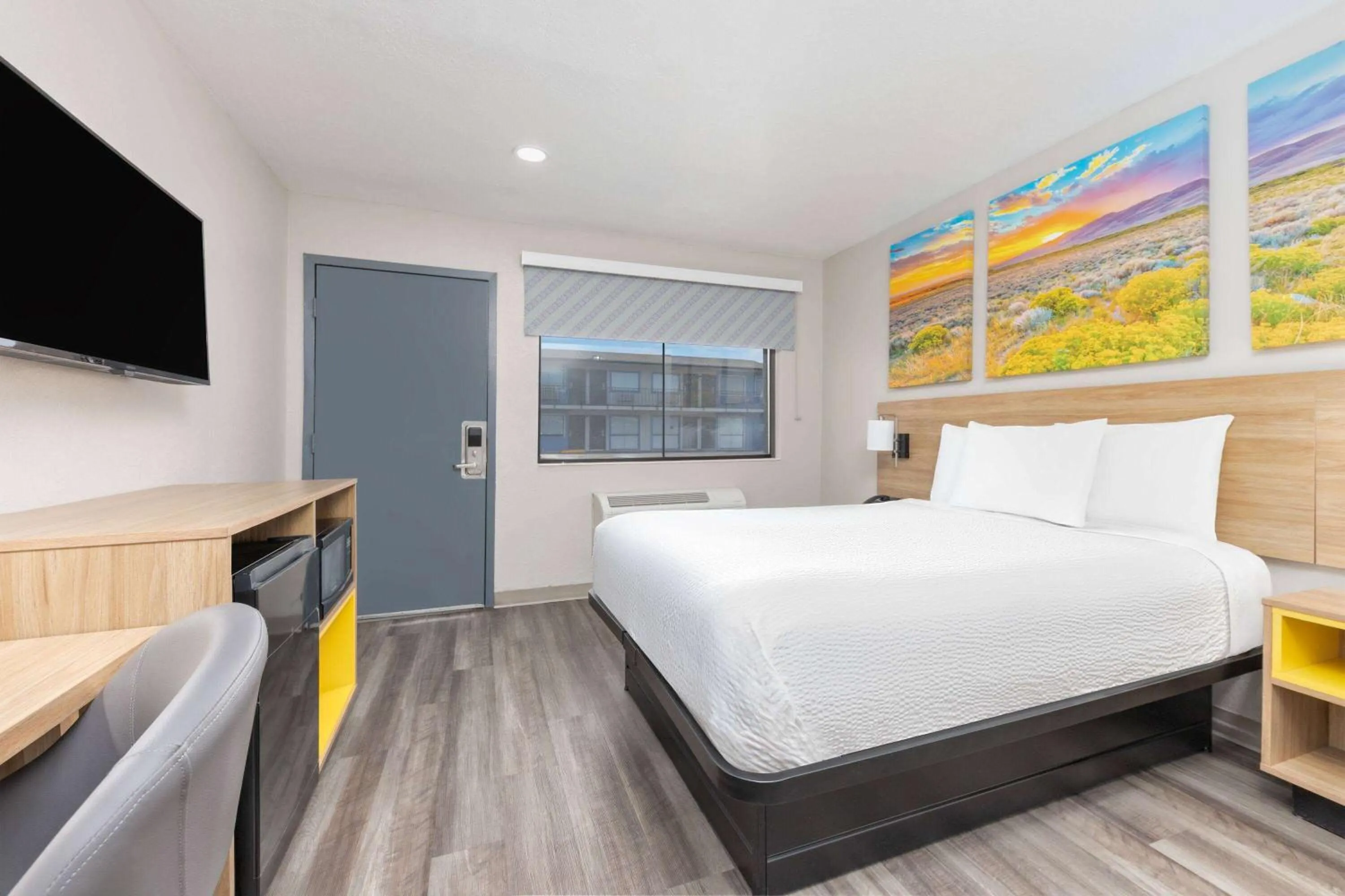 Photo of the whole room, Bed in Days Inn by Wyndham Wichita Falls