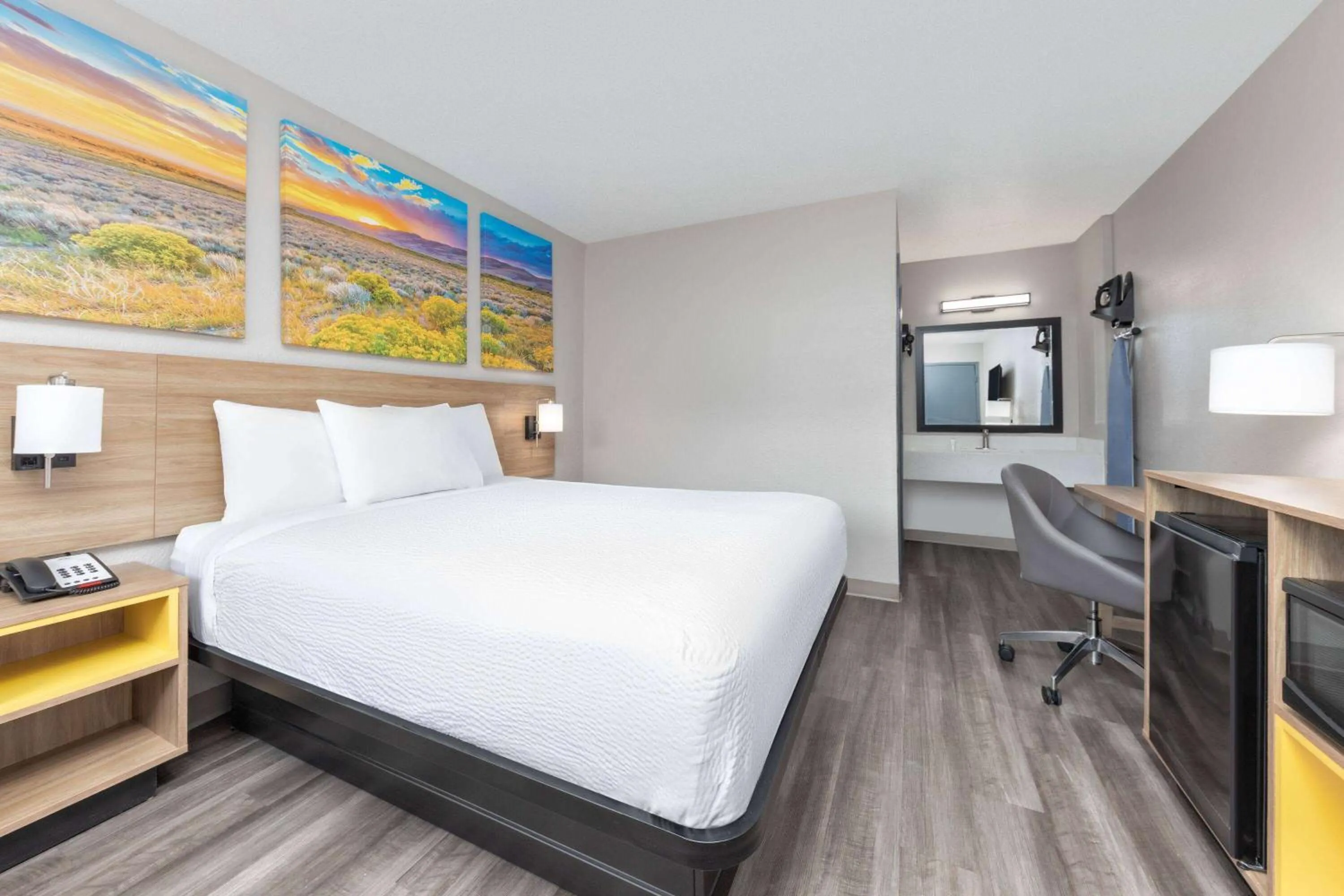 Photo of the whole room, Bed in Days Inn by Wyndham Wichita Falls