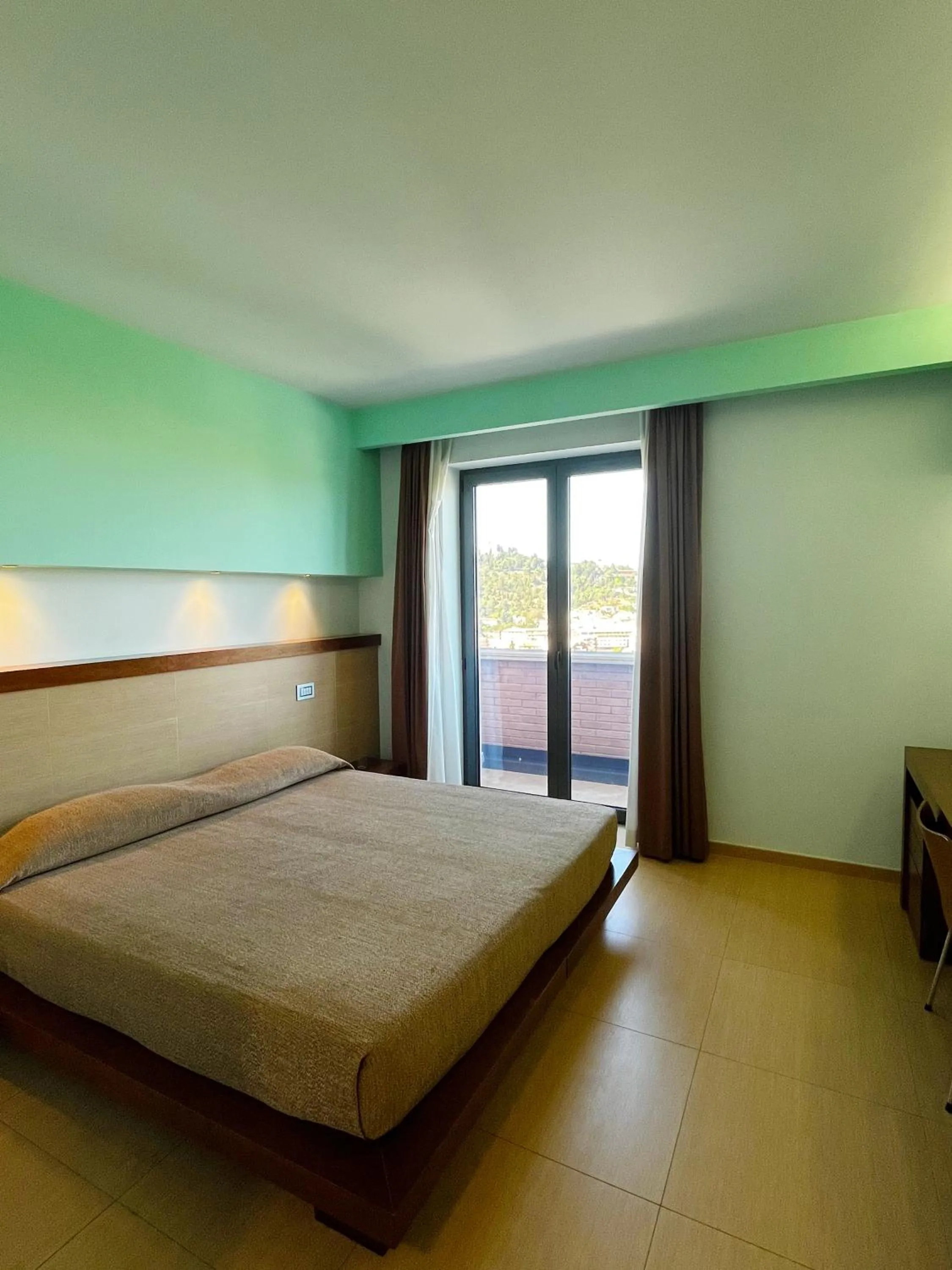 Shower, Bed in don guglielmo panoramic hotel & spa