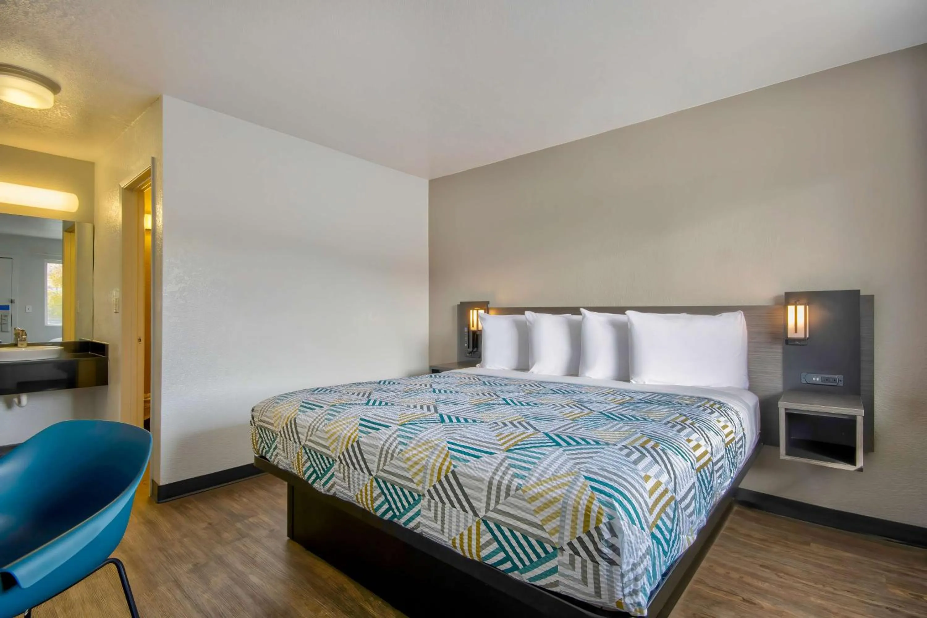 Bedroom, Bed in Motel 6-Albuquerque, NM - Midtown