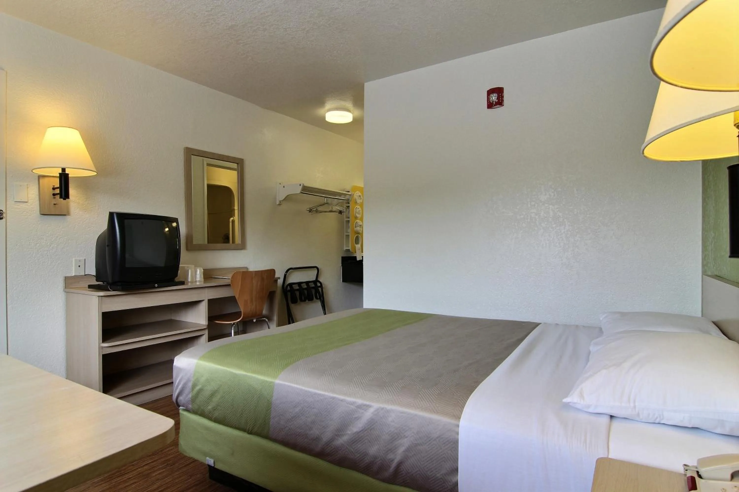 Bedroom, Bed in Motel 6-Albuquerque, NM - Midtown