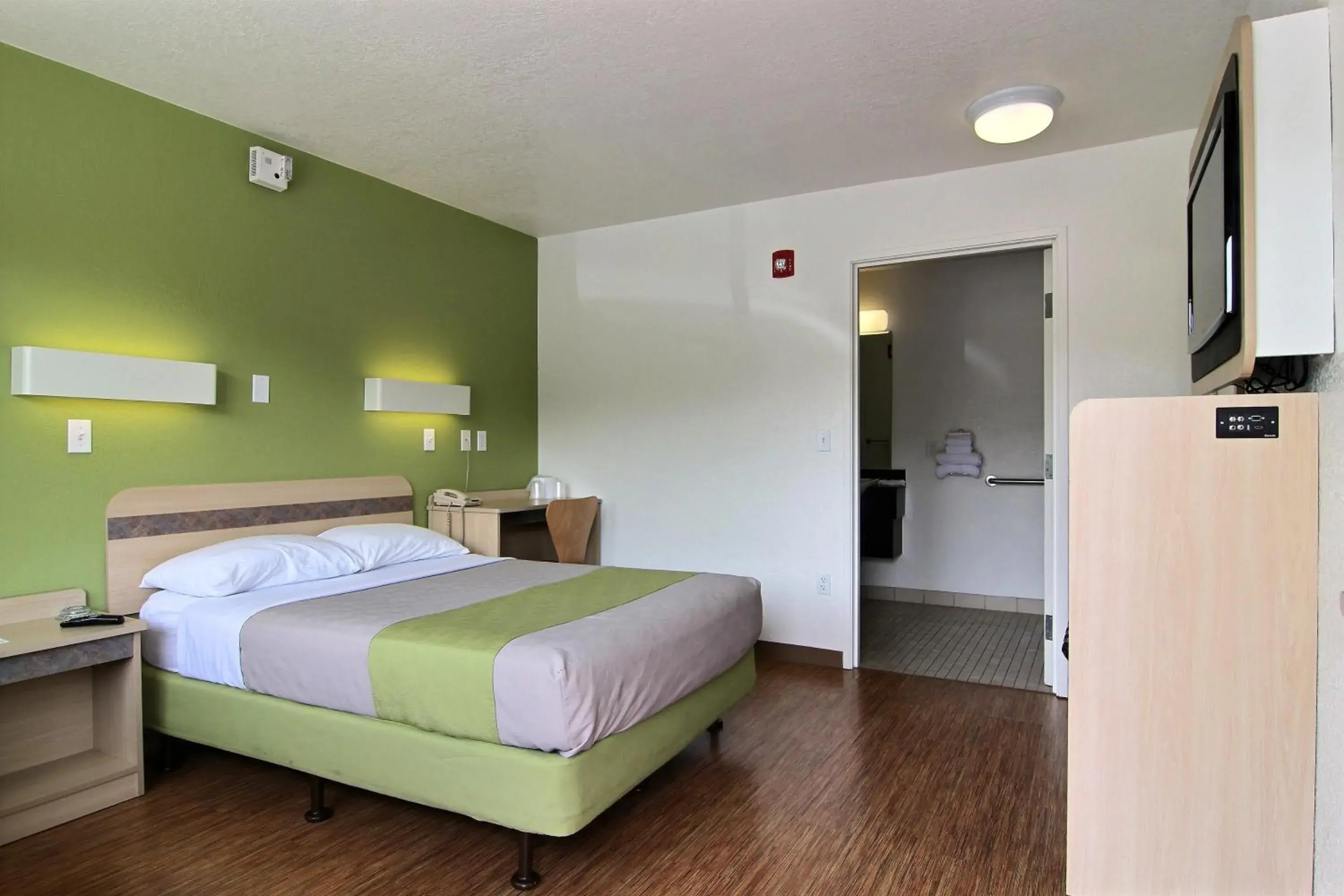 Bedroom, Bed in Motel 6-Albuquerque, NM - Midtown