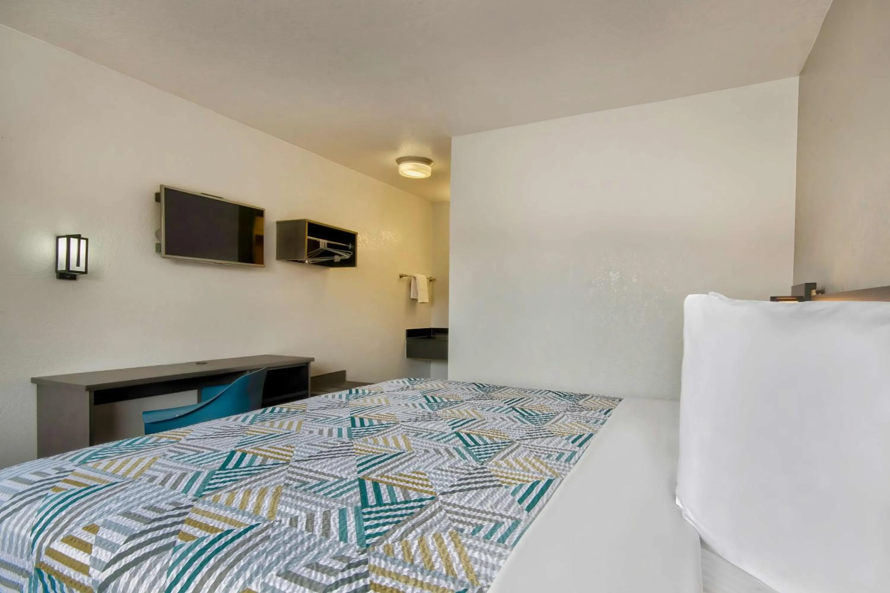 Bedroom, Bed in Motel 6-Albuquerque, NM - Midtown