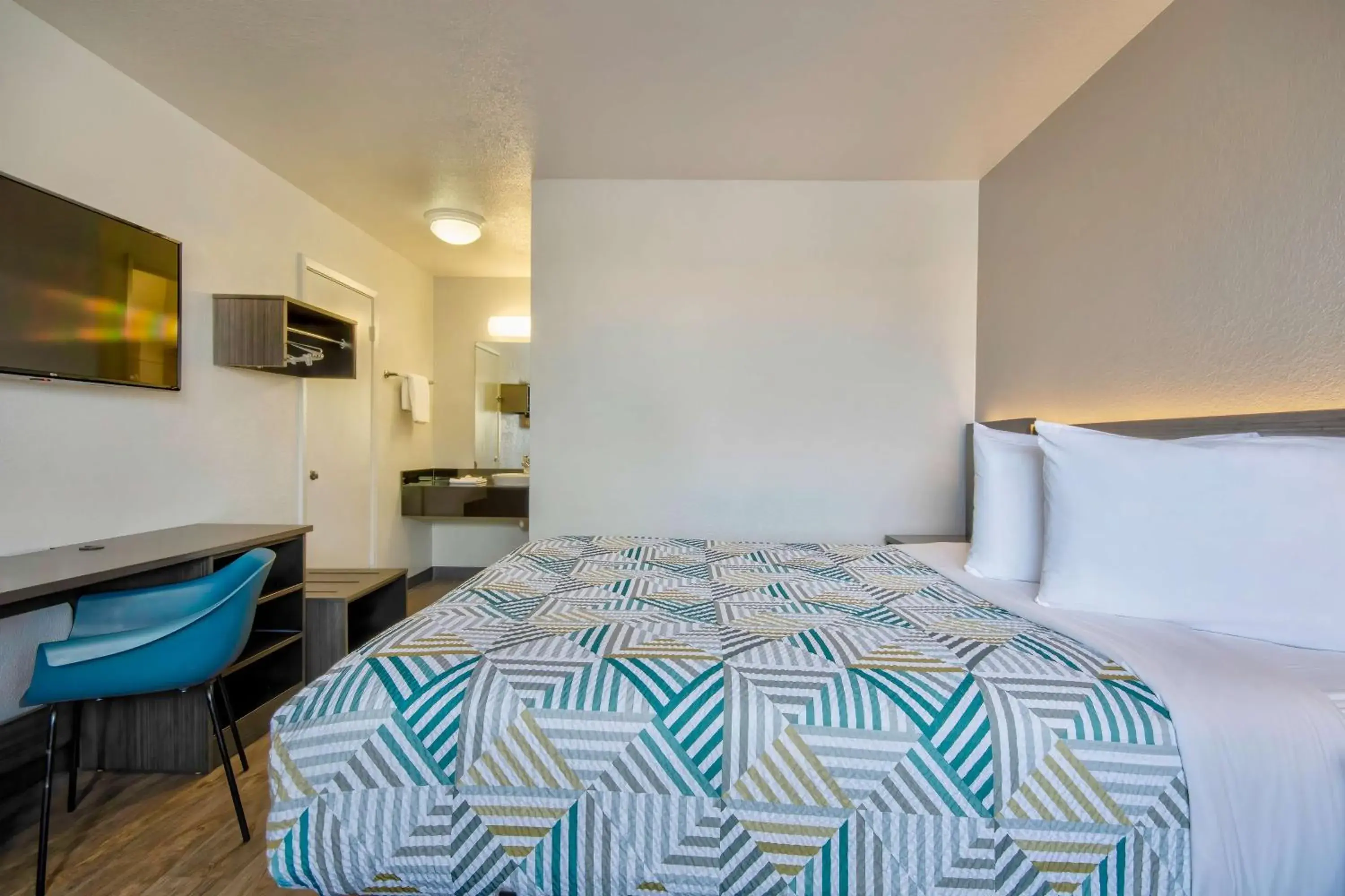 Deluxe Queen Room - single occupancy - Non-Smoking in Motel 6-Albuquerque, NM - Midtown Deluxe Queen Room - single occupancy - Non-Smoking in Motel 6-Albuquerque, NM - Midtown