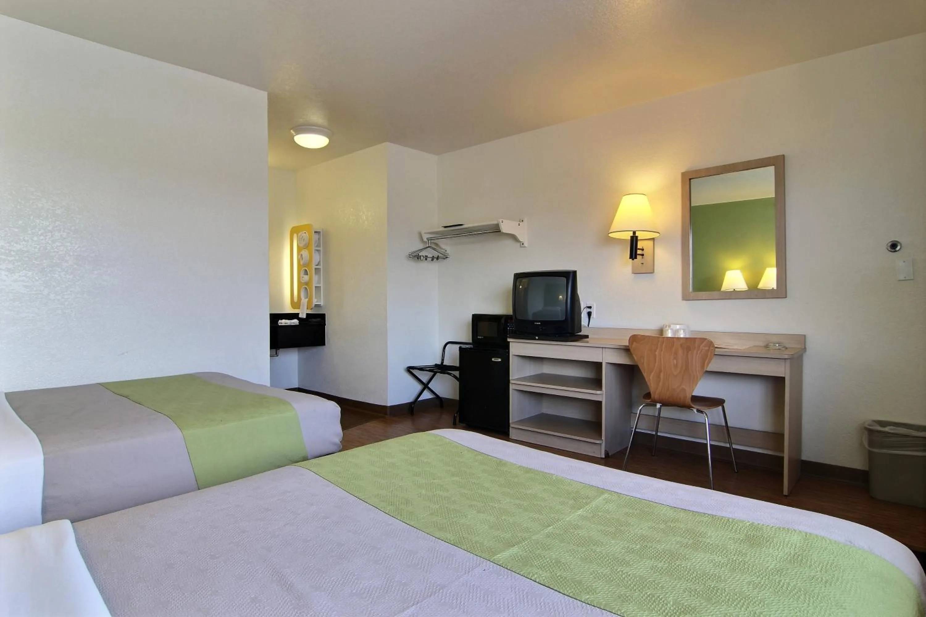 Bedroom, Bed in Motel 6-Albuquerque, NM - Midtown