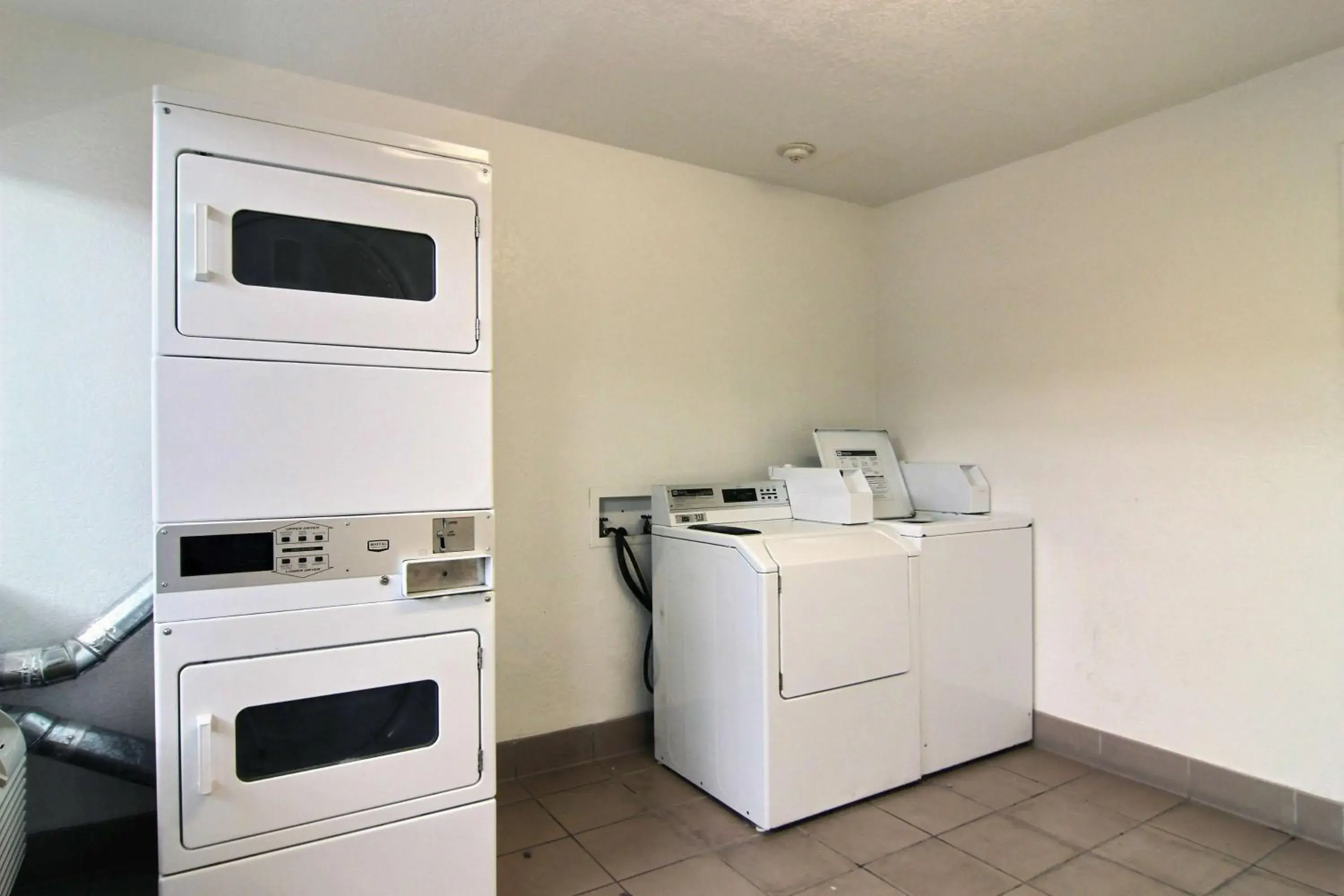 laundry, Kitchen/Kitchenette in Motel 6-Albuquerque, NM - Midtown