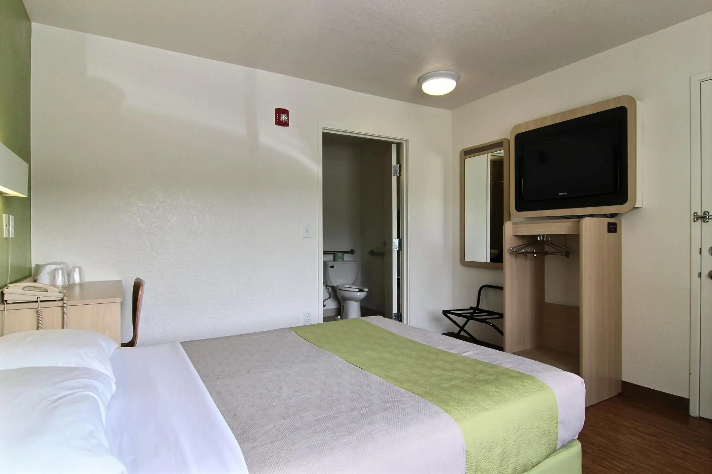 Bedroom, Bed in Motel 6-Albuquerque, NM - Midtown