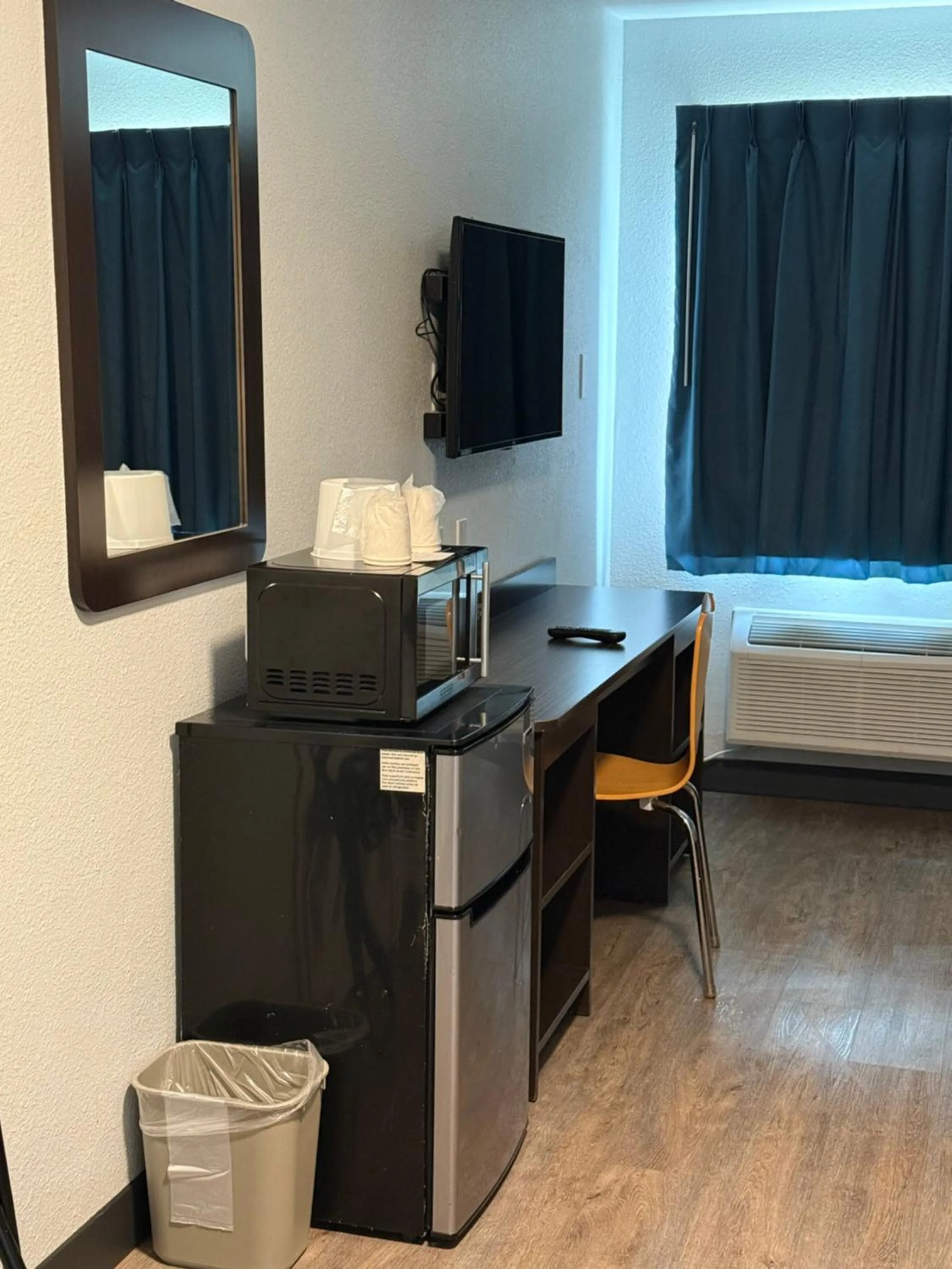 TV and multimedia, Bed in Motel 6-Fort Wayne, IN