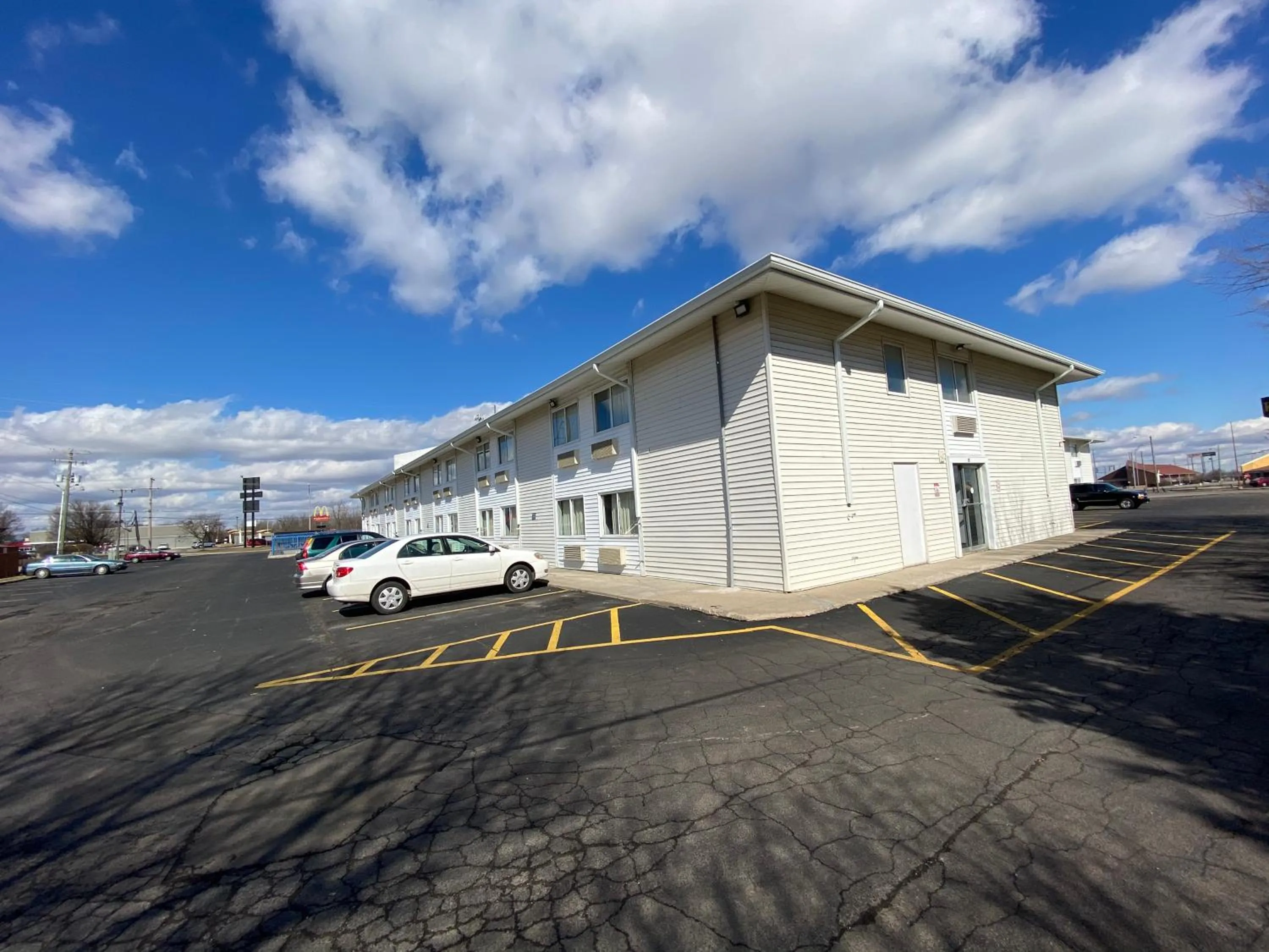 Property building in Motel 6-Fort Wayne, IN