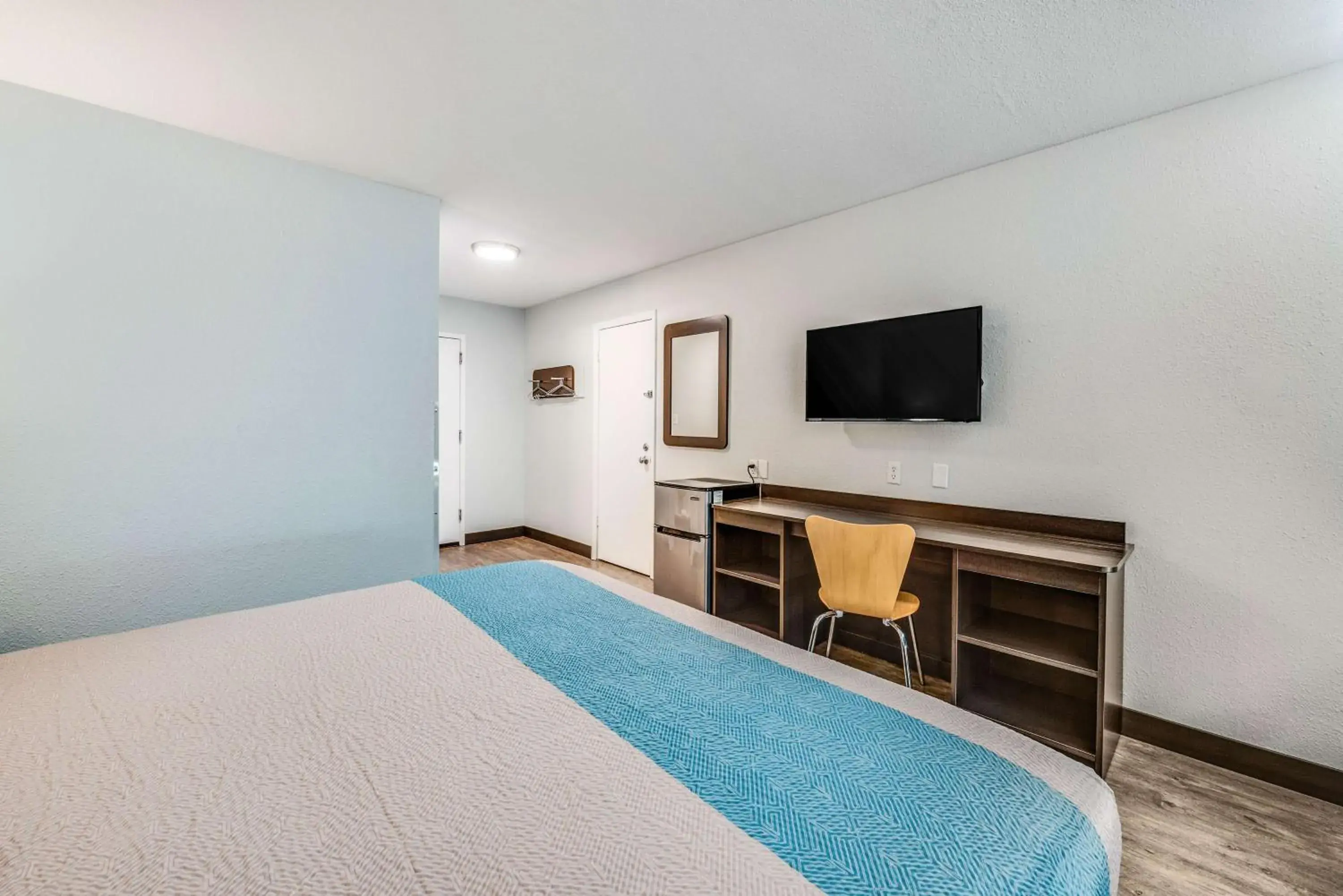 Photo of the whole room, Bed in Motel 6-Fort Wayne, IN Photo of the whole room, Bed in Motel 6-Fort Wayne, IN