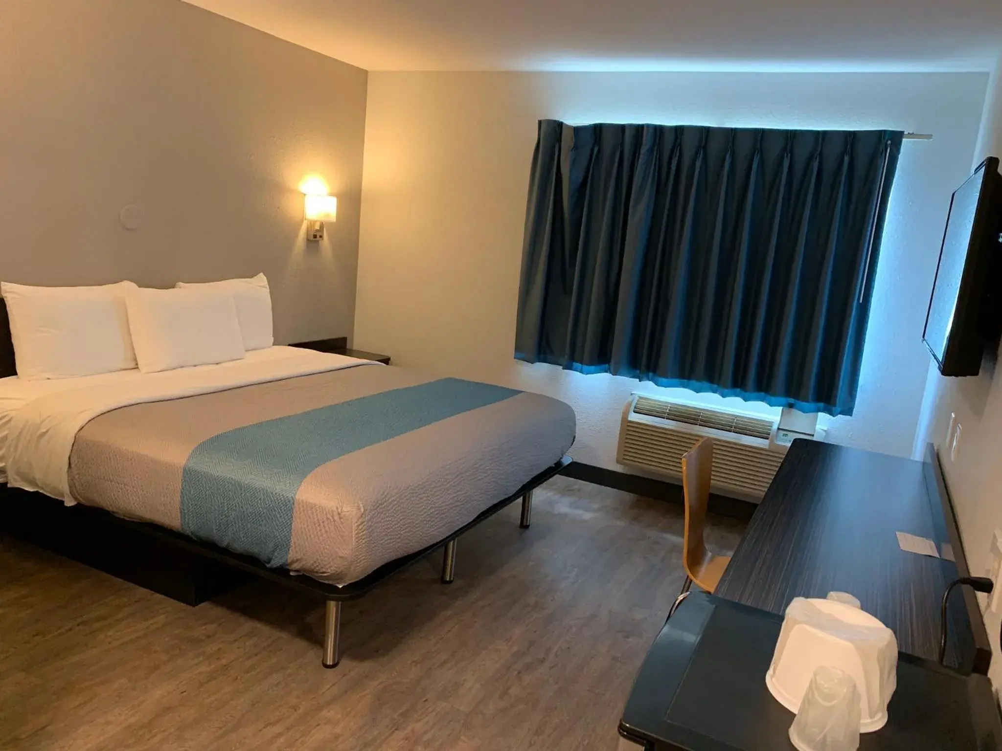 Deluxe King Room-Hearing accessible- Nonsmoking with Refrigerator and Microwave in Motel 6-Fort Wayne, IN Deluxe King Room-Hearing accessible- Nonsmoking with Refrigerator and Microwave in Motel 6-Fort Wayne, IN