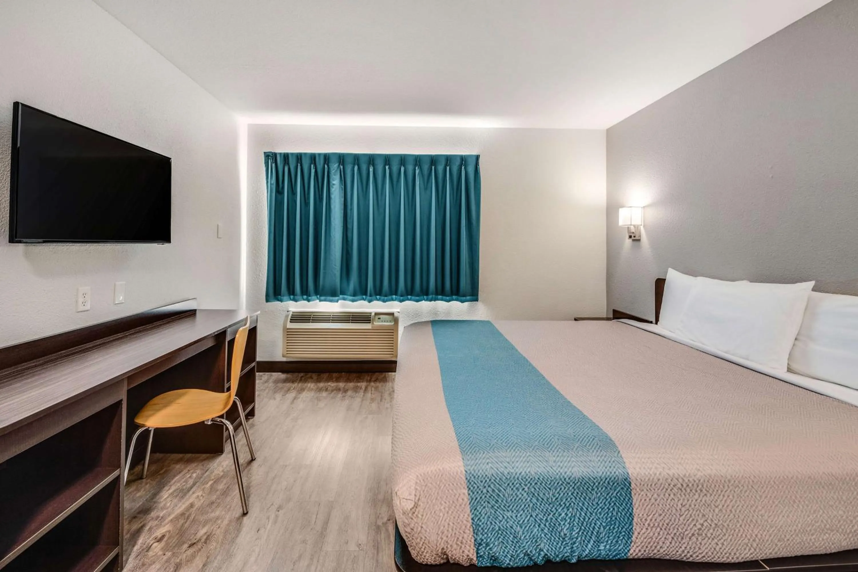 Photo of the whole room, Bed in Motel 6-Fort Wayne, IN