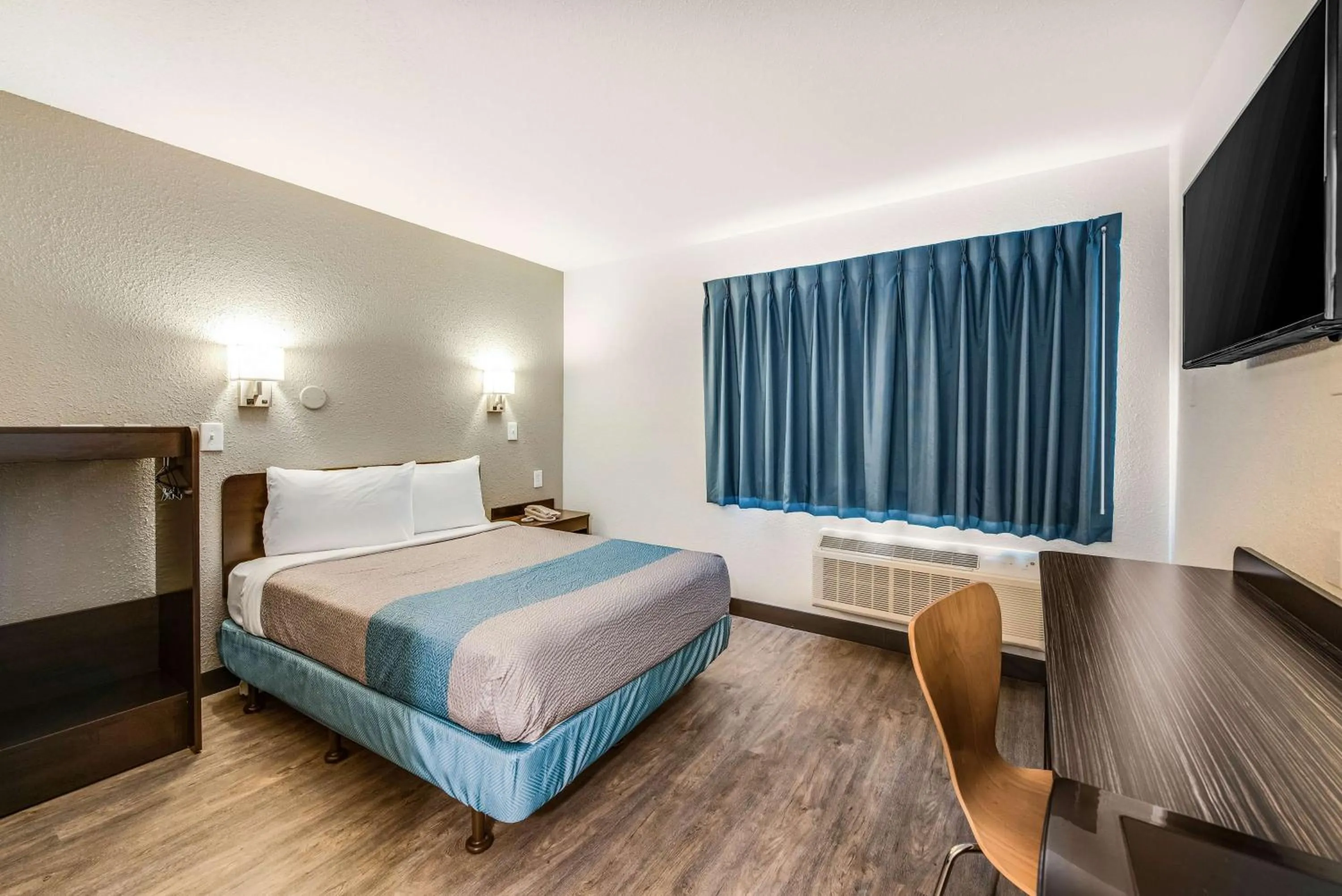 Photo of the whole room, Bed in Motel 6-Fort Wayne, IN