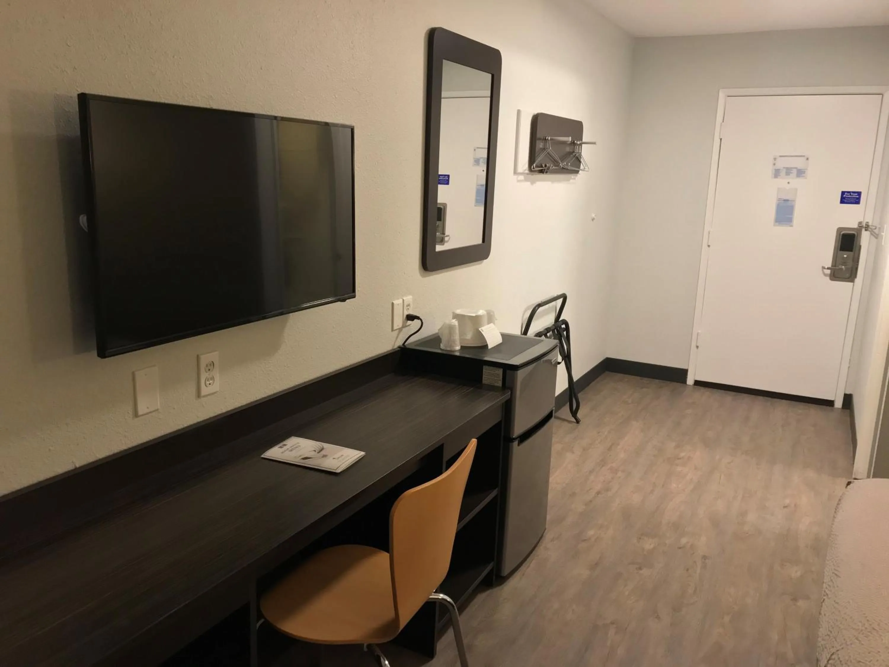 Communal lounge/ TV room in Motel 6-Fort Wayne, IN