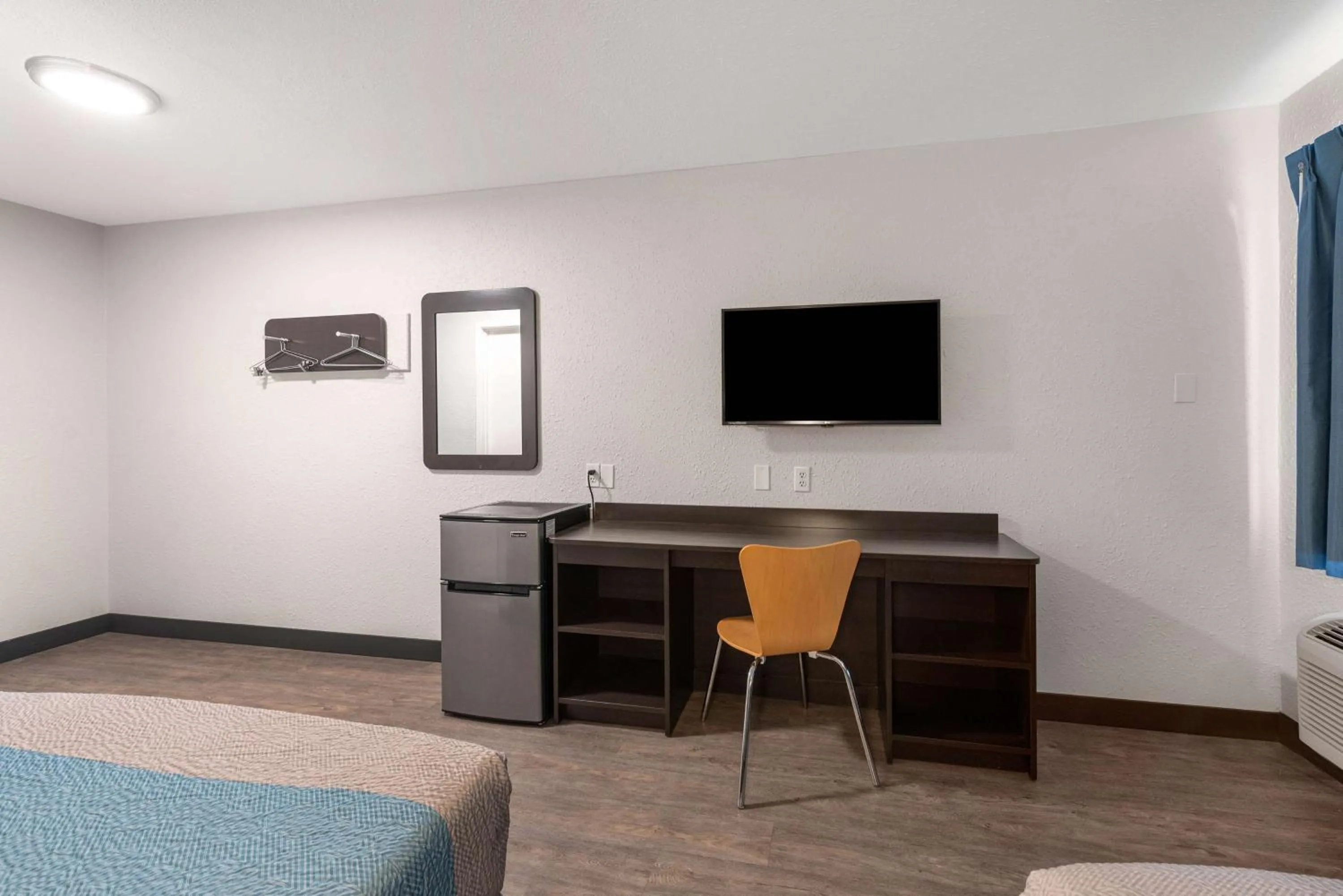 Photo of the whole room in Motel 6-Fort Wayne, IN