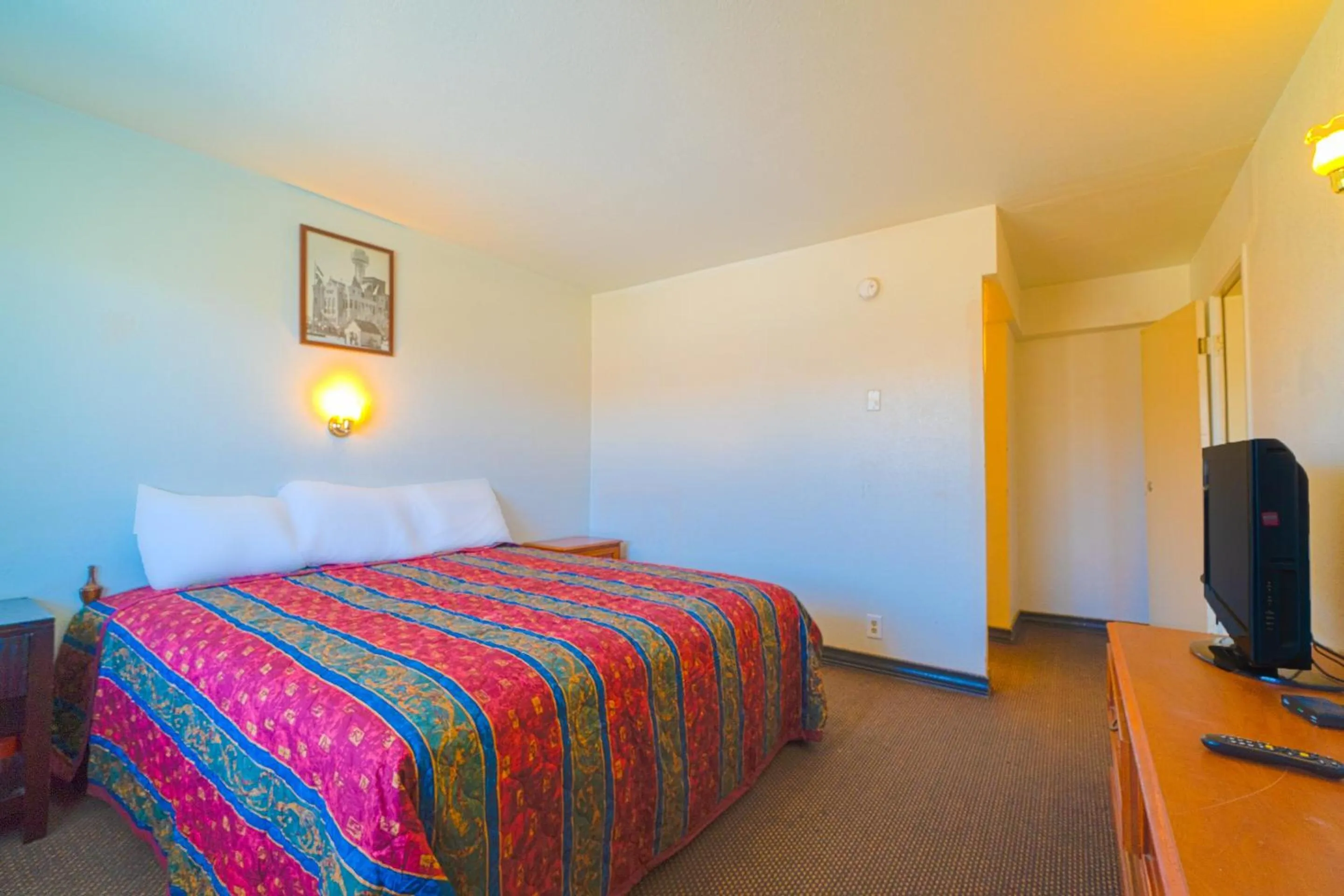 Bedroom, Bed in Castle Inn & Suites By OYO Chickasha