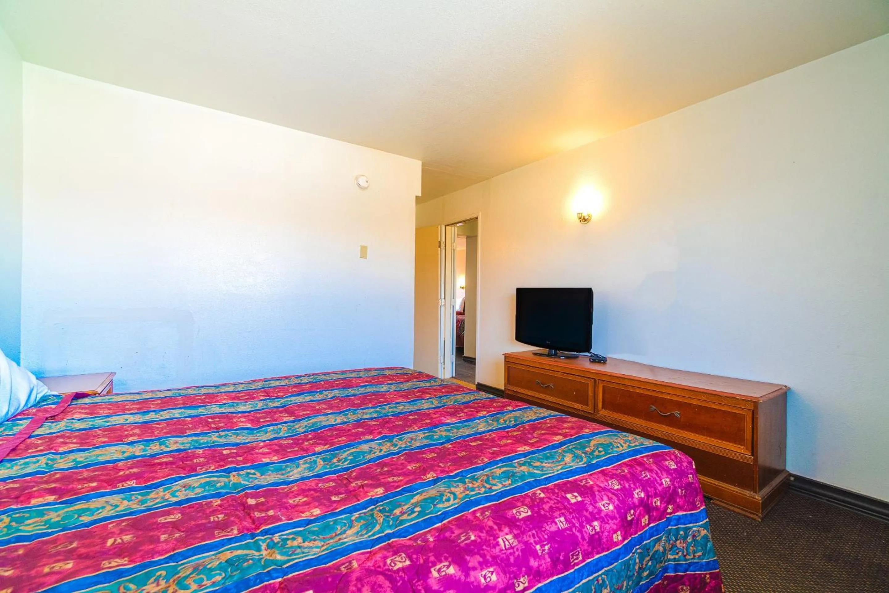 Bedroom, Bed in Castle Inn & Suites By OYO Chickasha