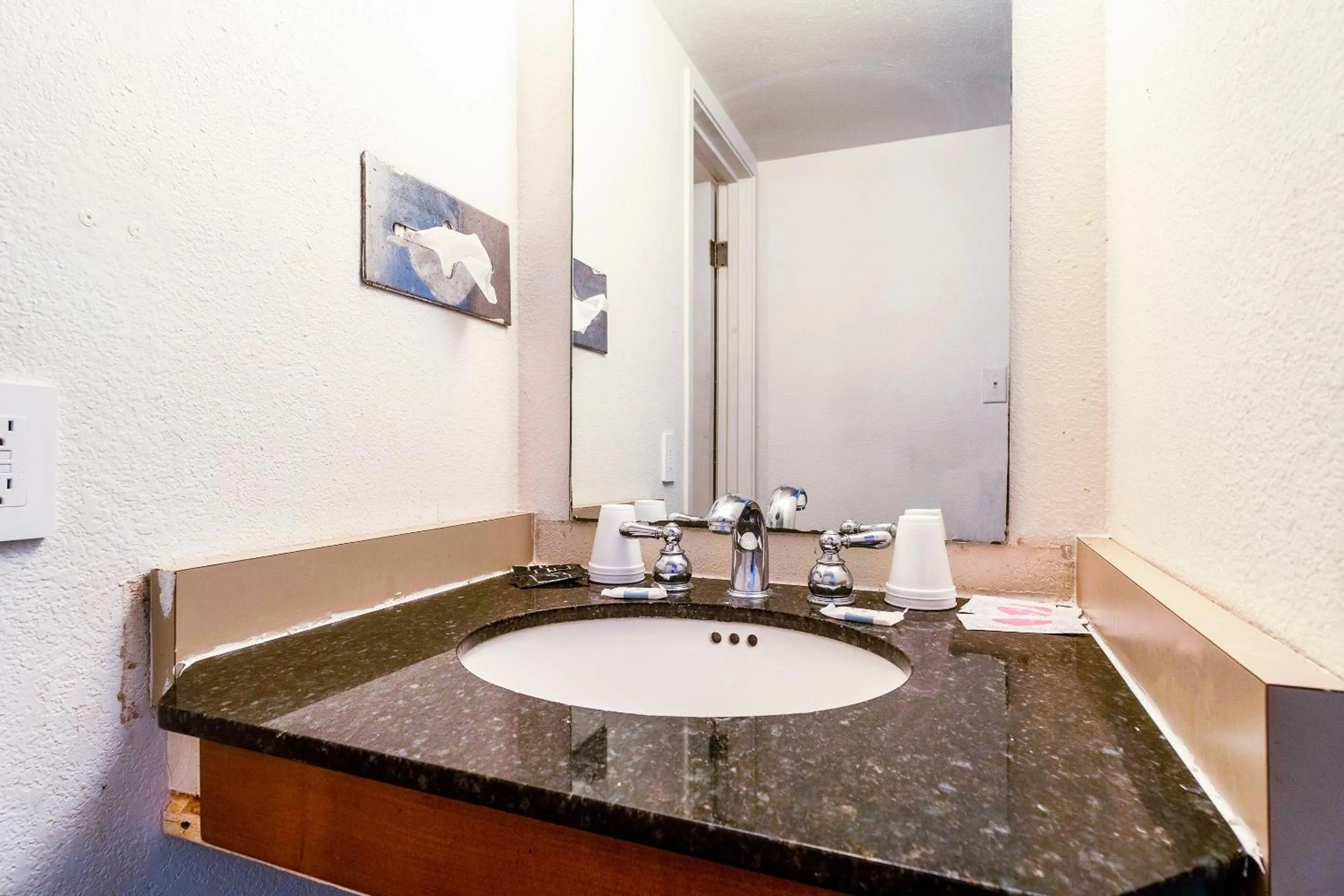Bathroom in Castle Inn & Suites By OYO Chickasha