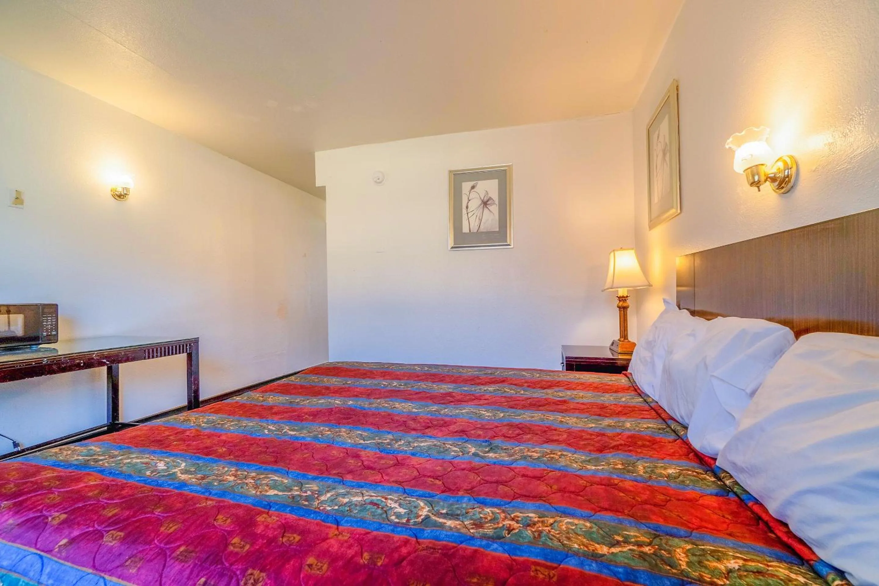 Bedroom, Bed in Castle Inn & Suites By OYO Chickasha