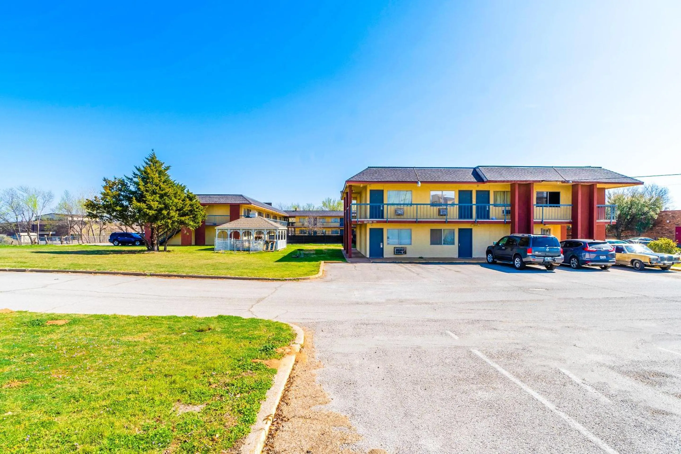 Facade/entrance in Castle Inn & Suites By OYO Chickasha