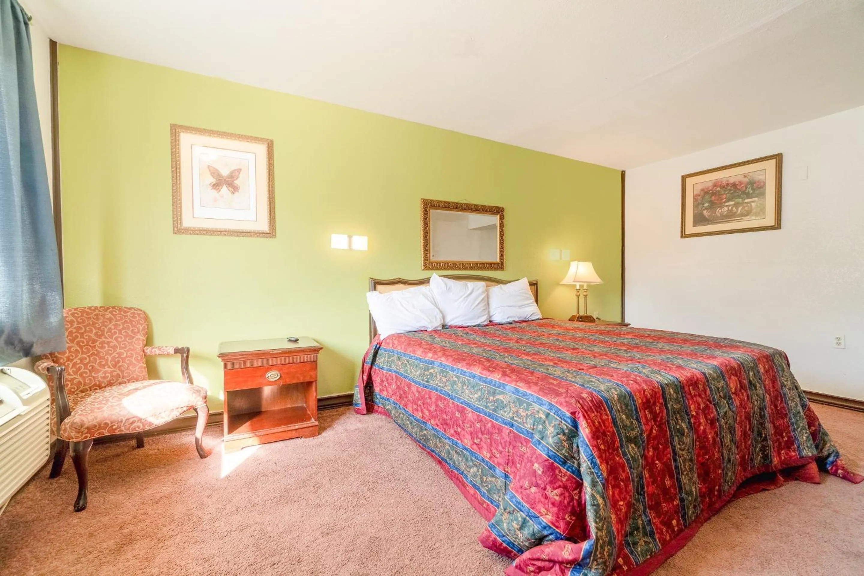 Bedroom, Bed in Castle Inn & Suites By OYO Chickasha