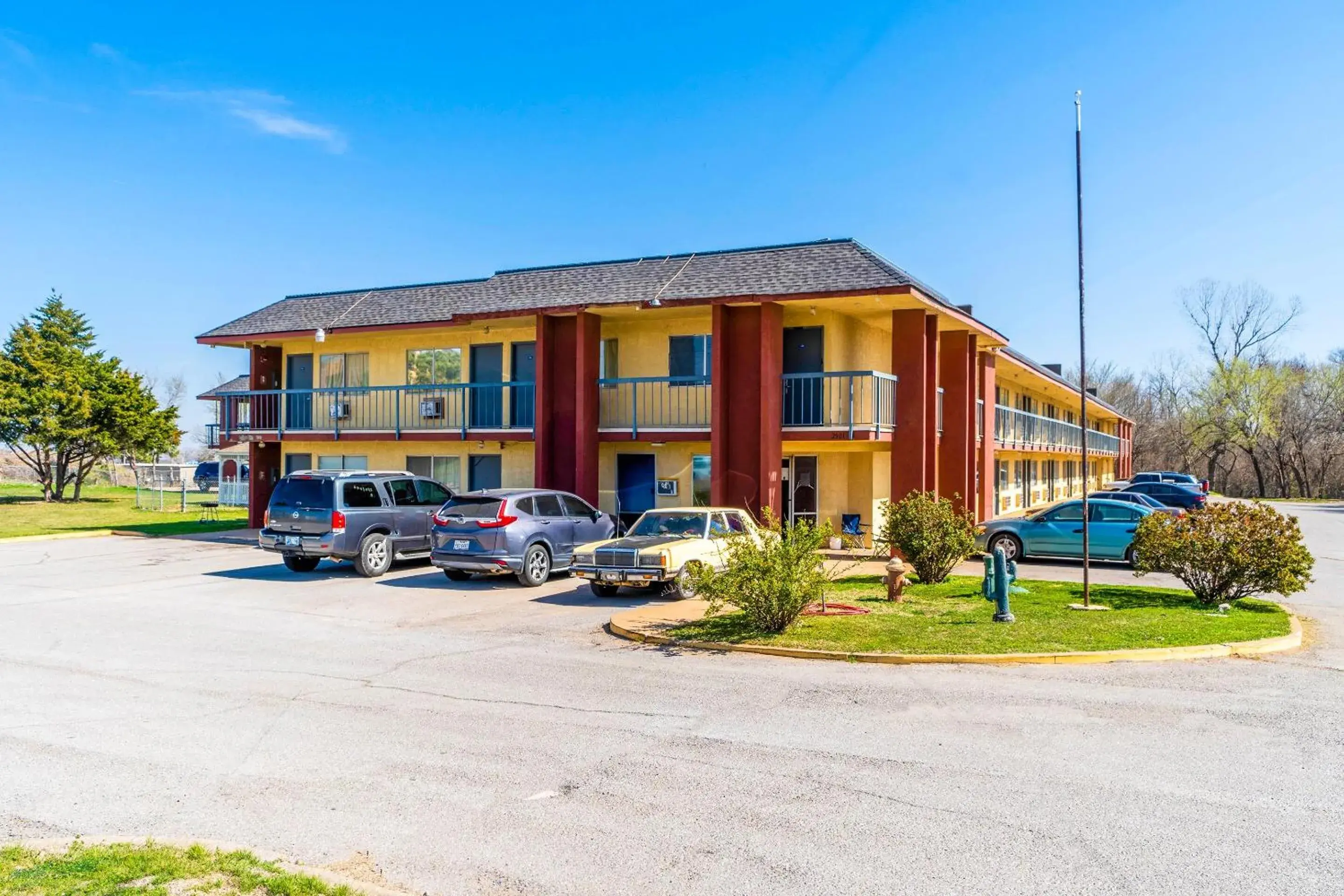 Property building in Castle Inn & Suites By OYO Chickasha Property building in Castle Inn & Suites By OYO Chickasha