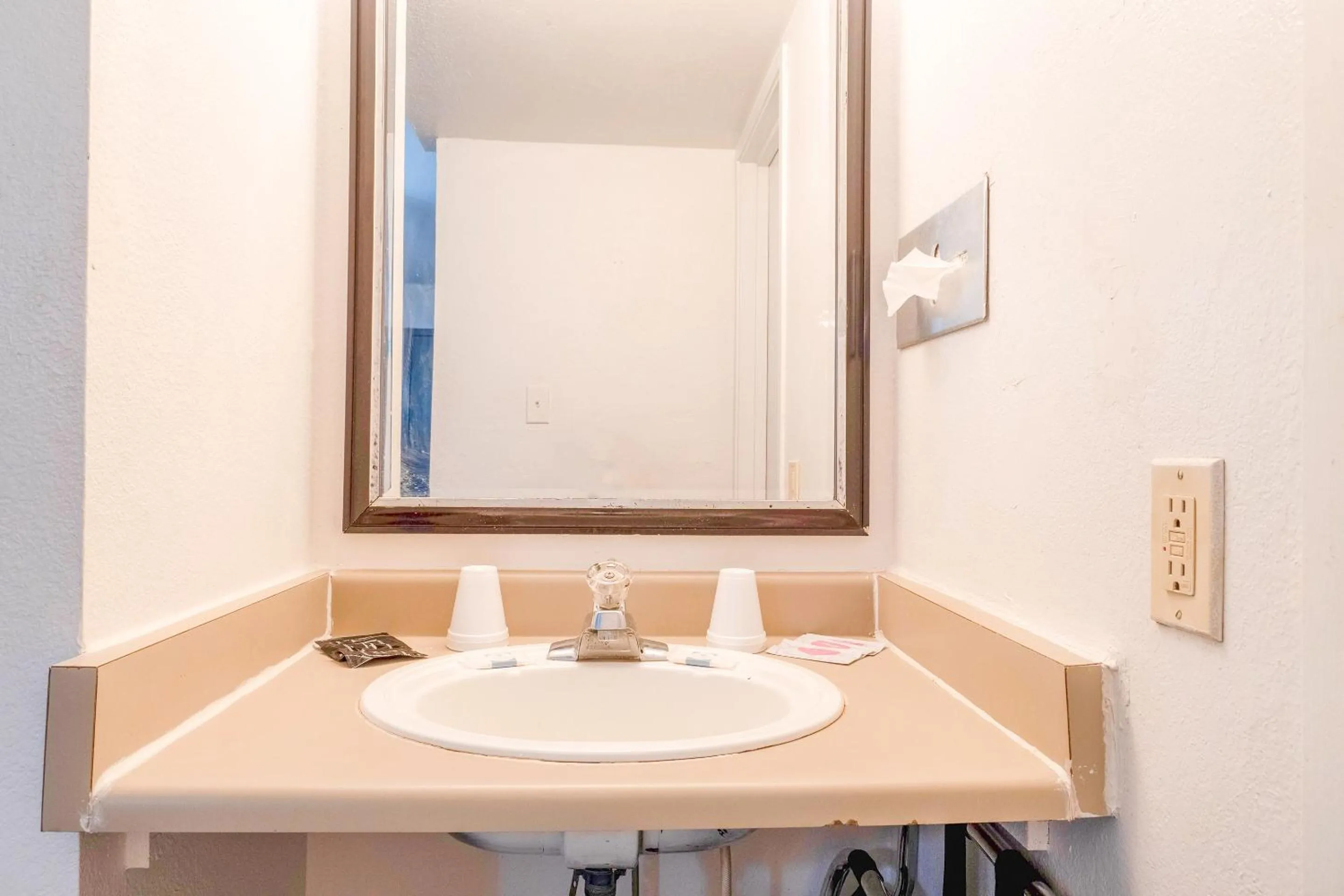 Bathroom in Castle Inn & Suites By OYO Chickasha