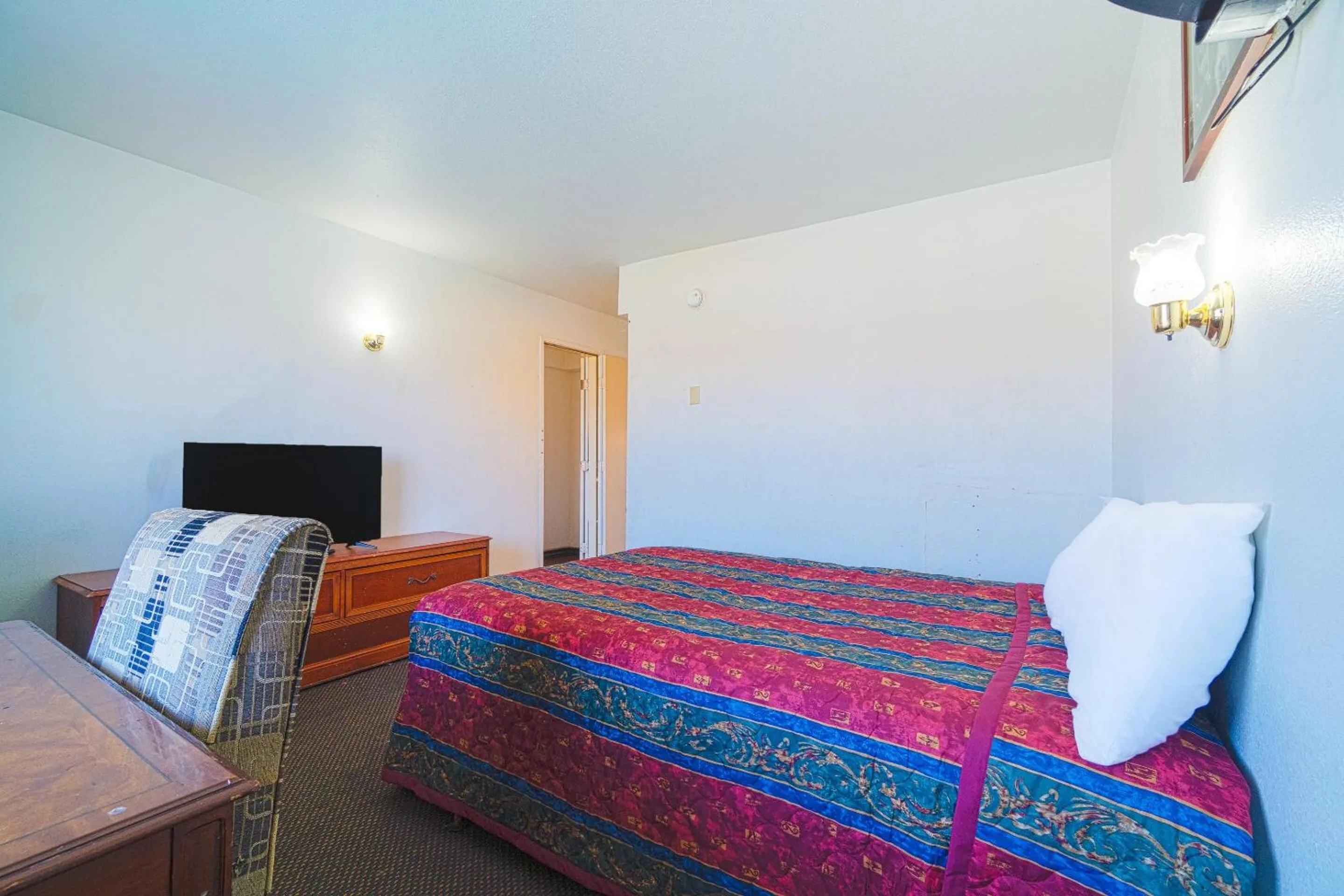 Bedroom, Bed in Castle Inn & Suites By OYO Chickasha