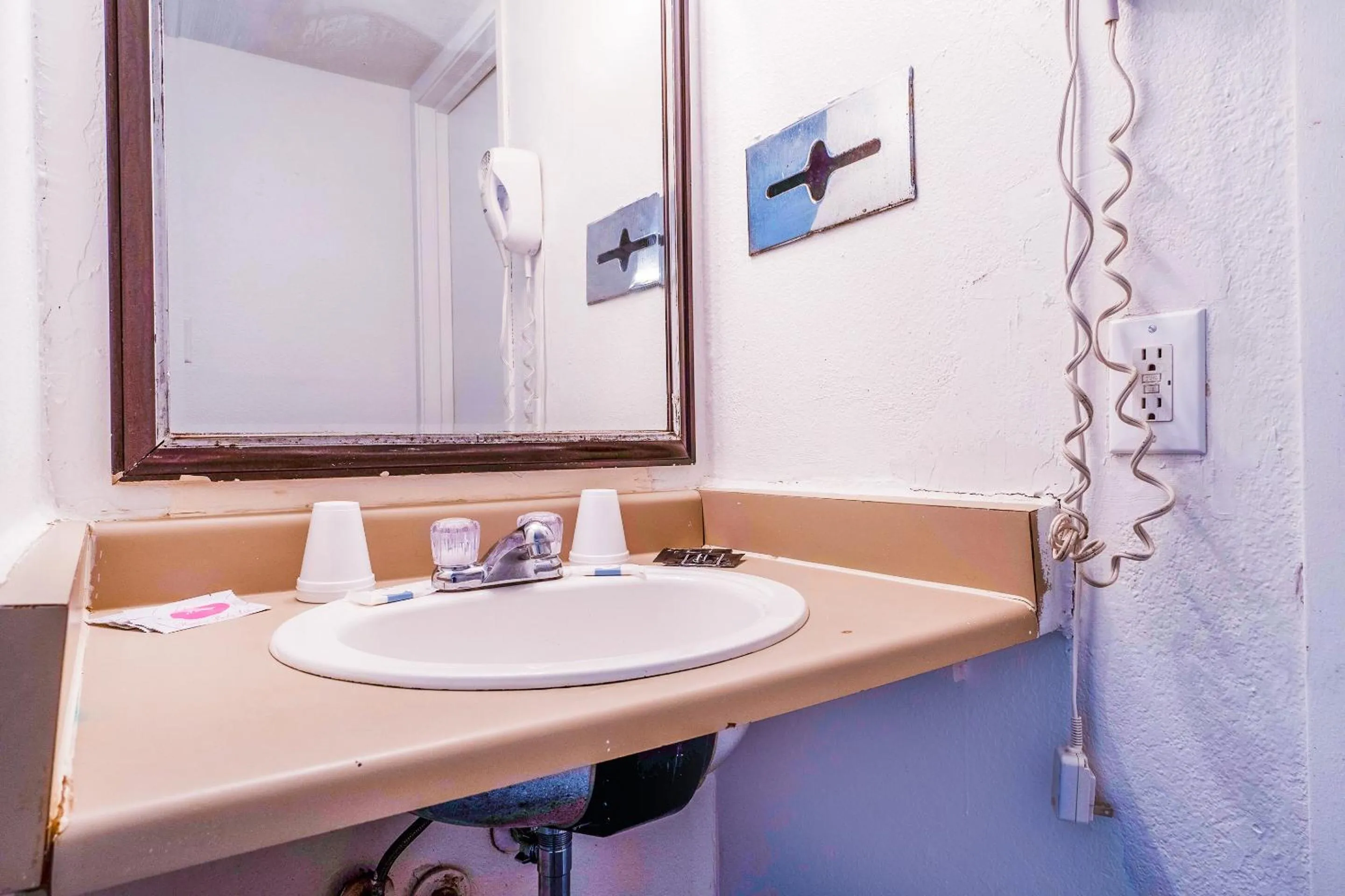 Bathroom in Castle Inn & Suites By OYO Chickasha