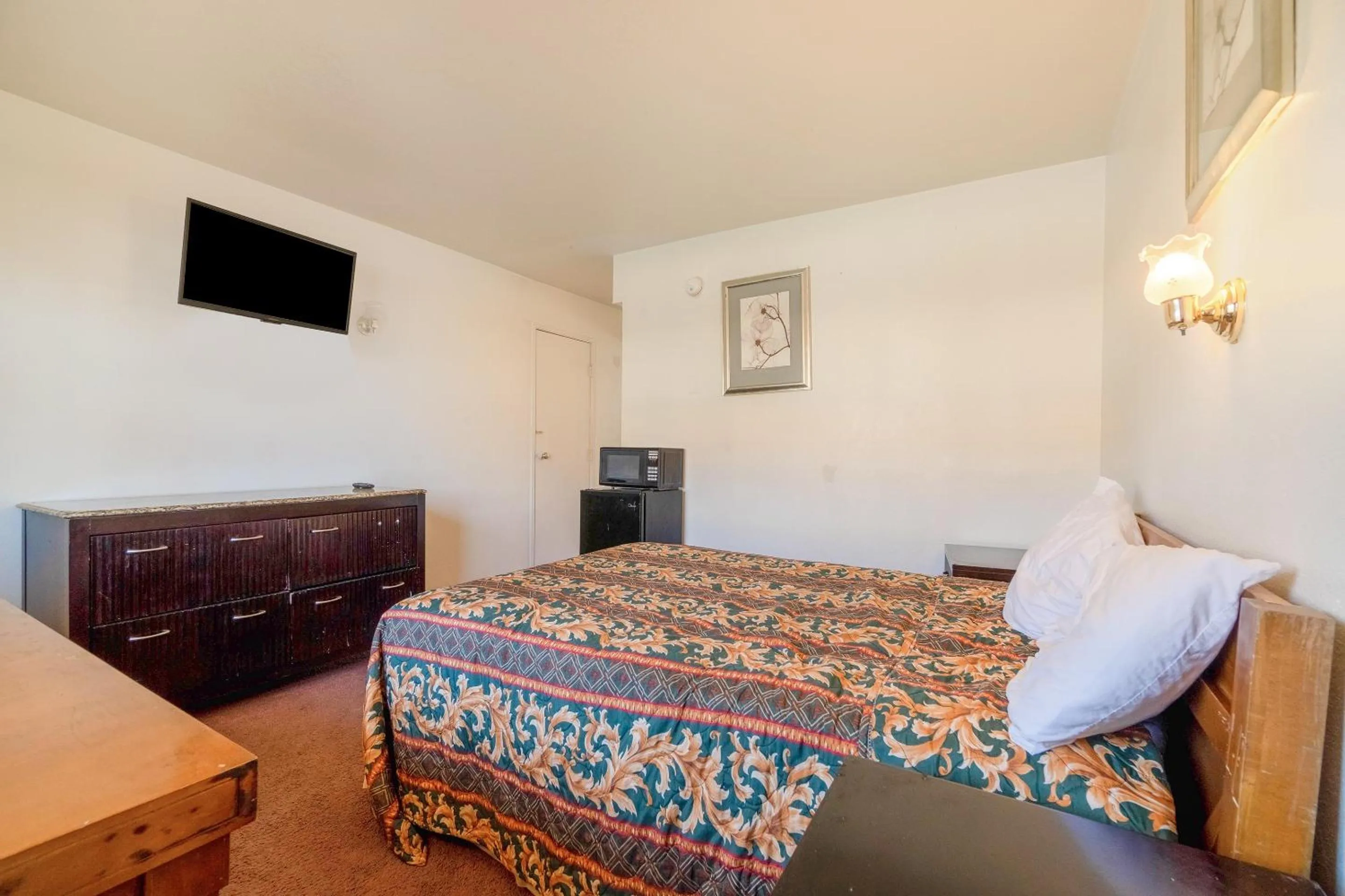 Bedroom, Bed in Castle Inn & Suites By OYO Chickasha