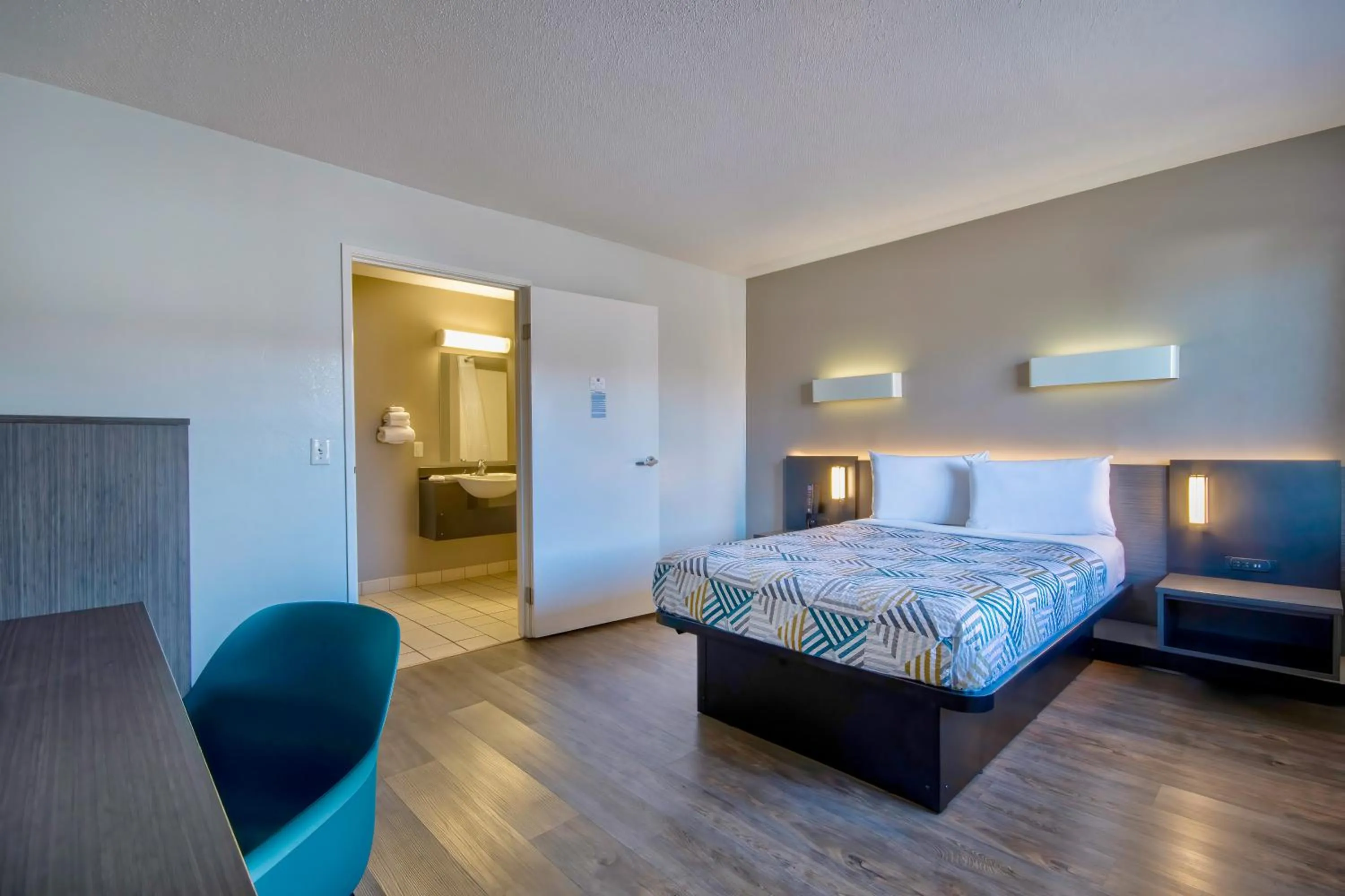 Bedroom, Bed in Motel 6 Santa Fe