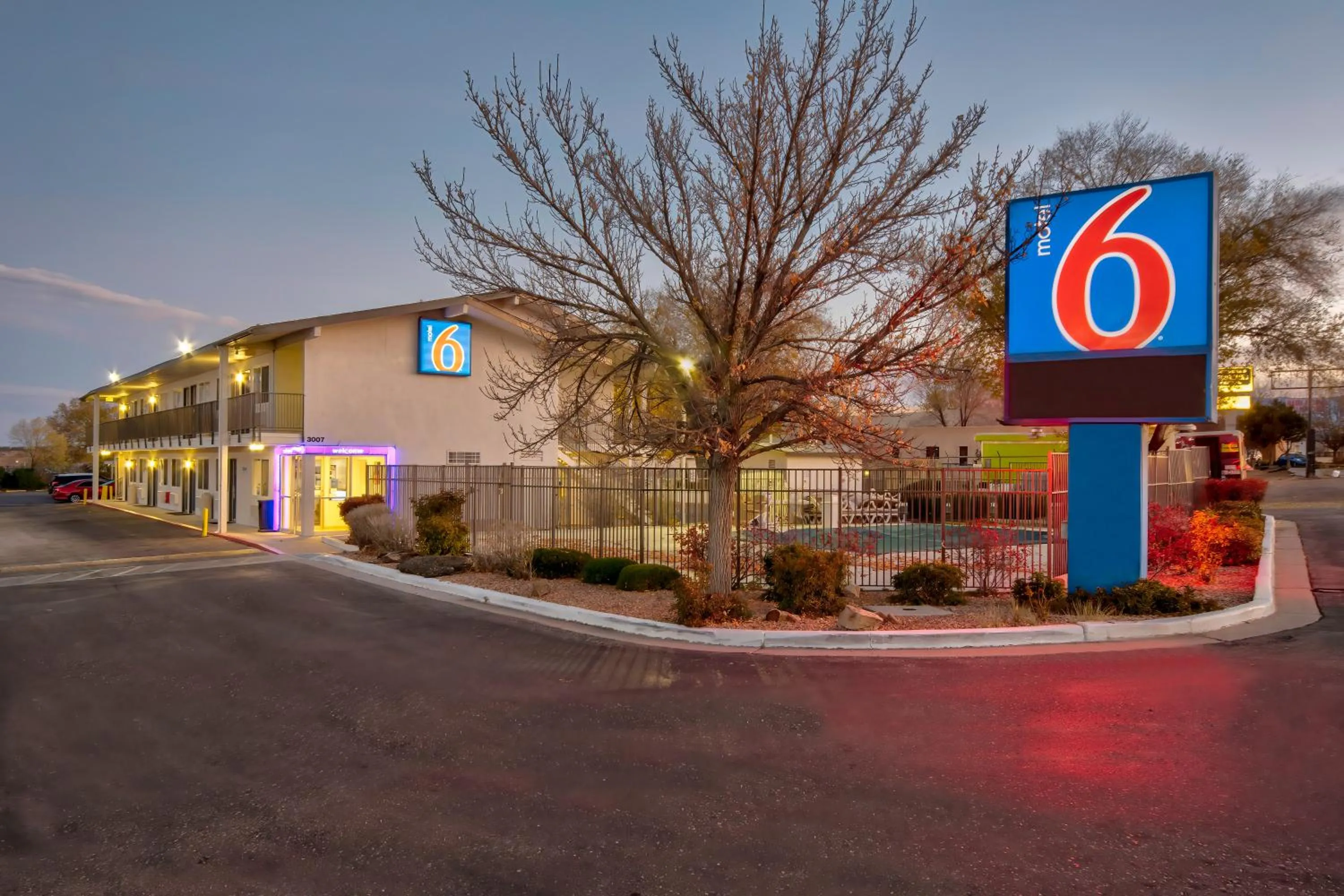 Property building in Motel 6 Santa Fe