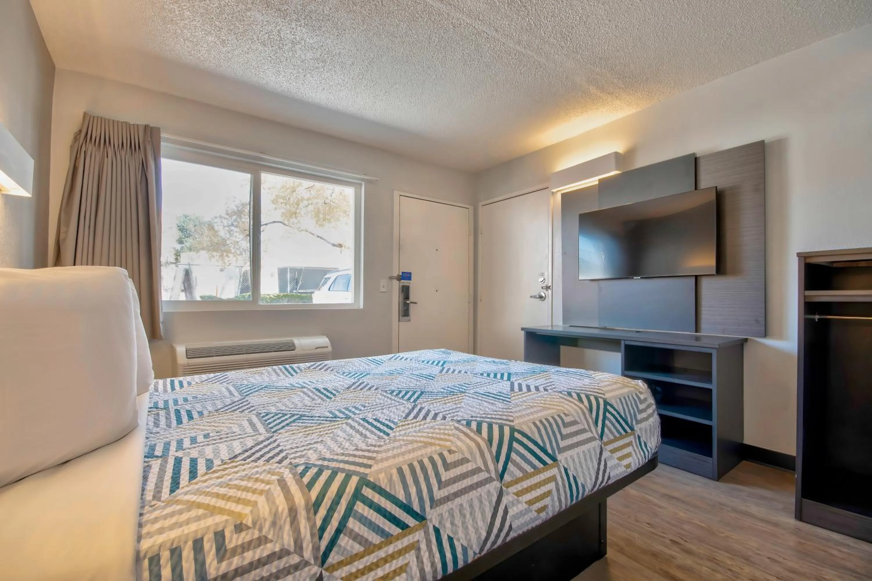 Bedroom, Bed in Motel 6 Santa Fe