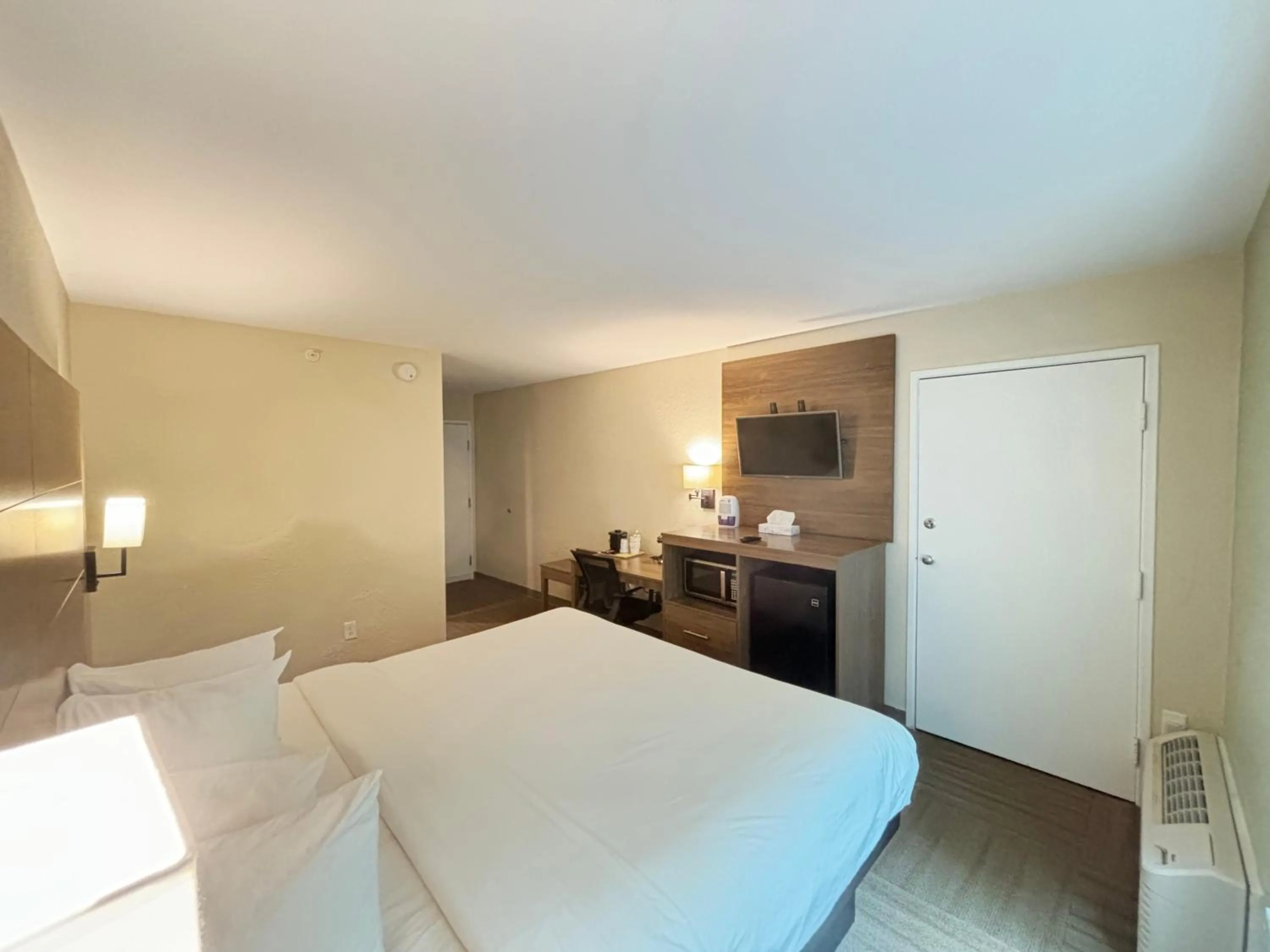 Bed in Baymont by Wyndham Lake Park Valdosta I75