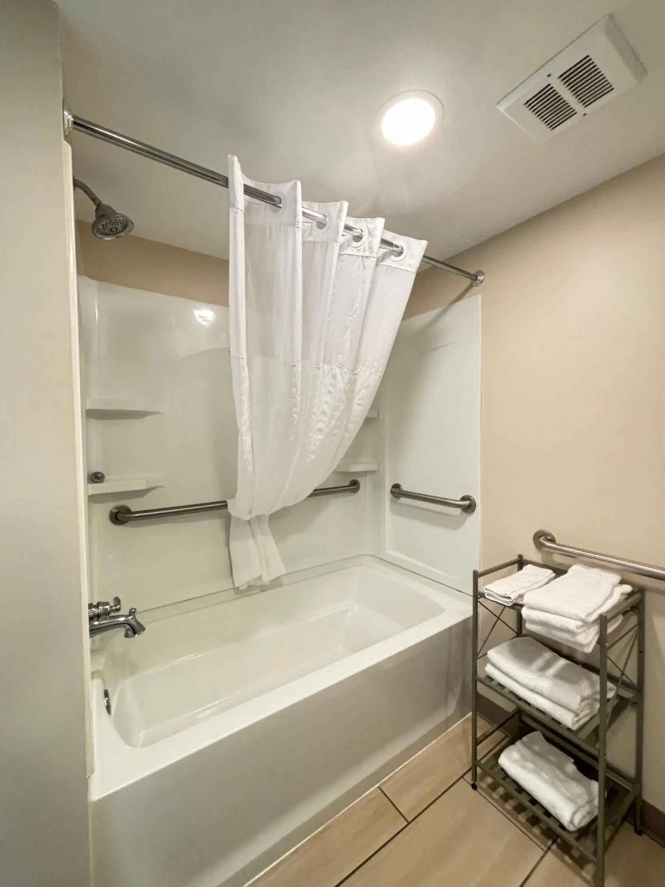 King Room with Bath Tub/Shower - M?obility Accessible/Non-Smoking in Baymont by Wyndham Lake Park Valdosta I75 King Room with Bath Tub/Shower - M?obility Accessible/Non-Smoking in Baymont by Wyndham Lake Park Valdosta I75