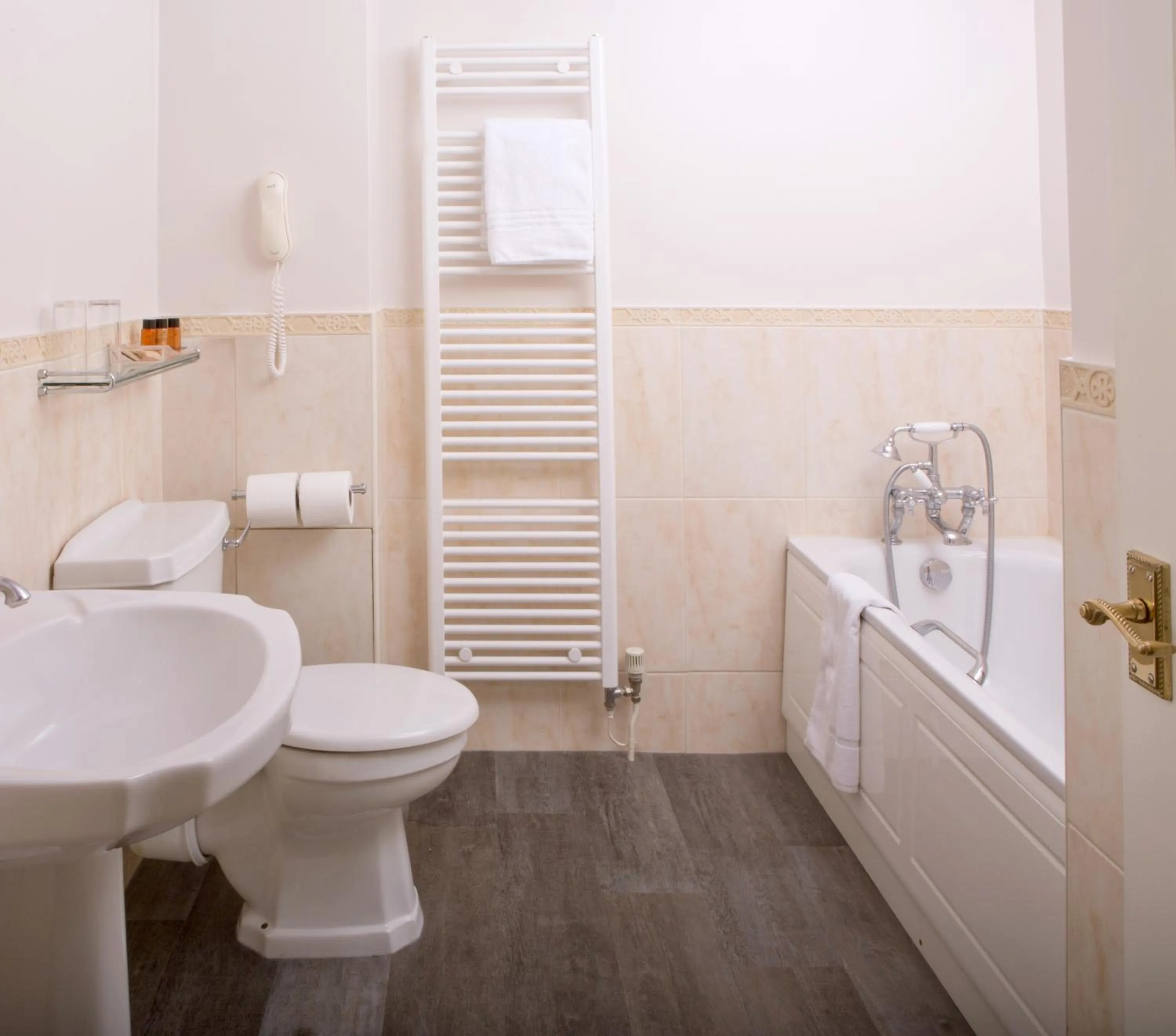 Bathroom in Pontlands Park Hotel