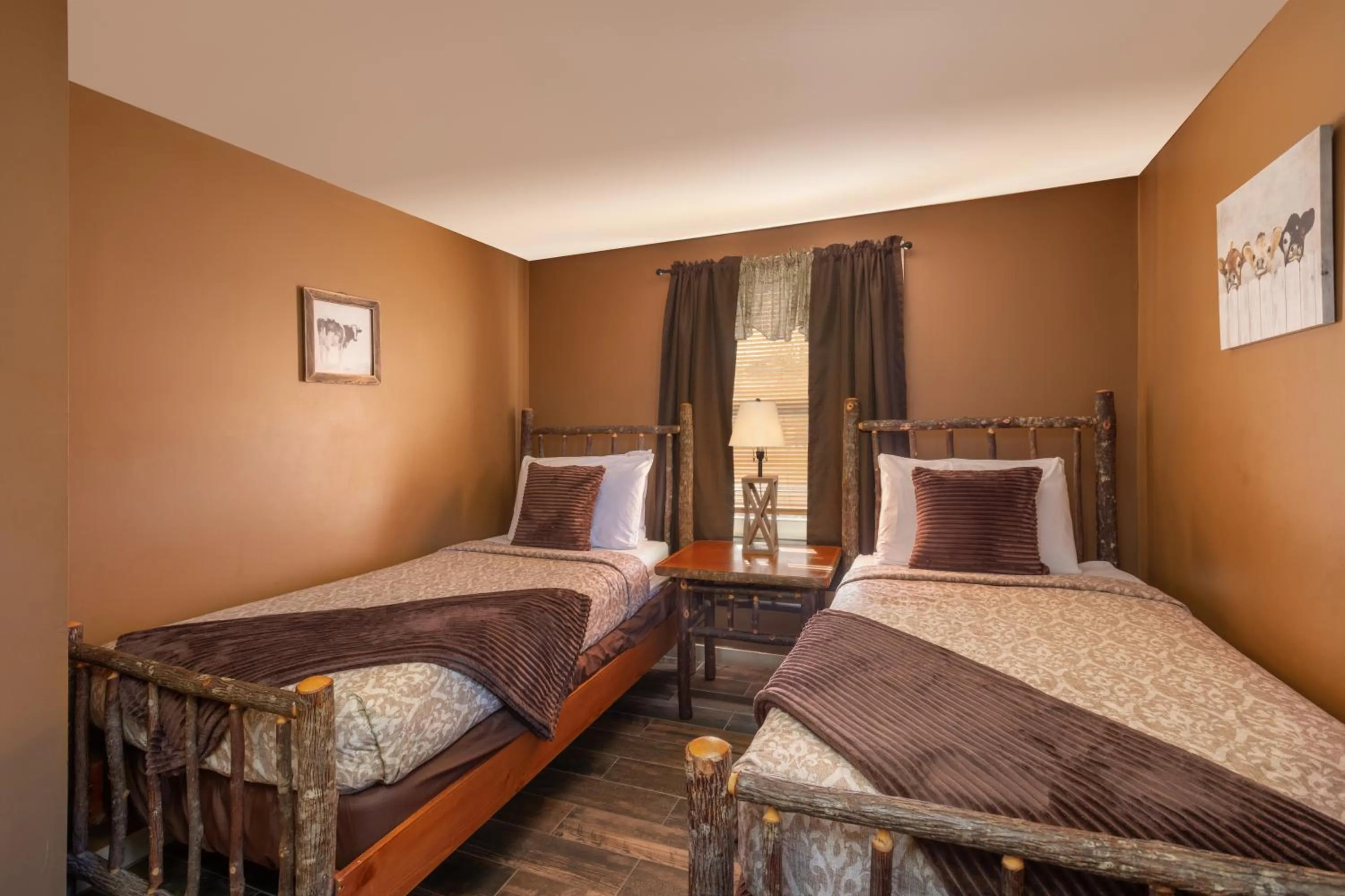 Bedroom, Bed in Whitneys Inn at Black Mountain