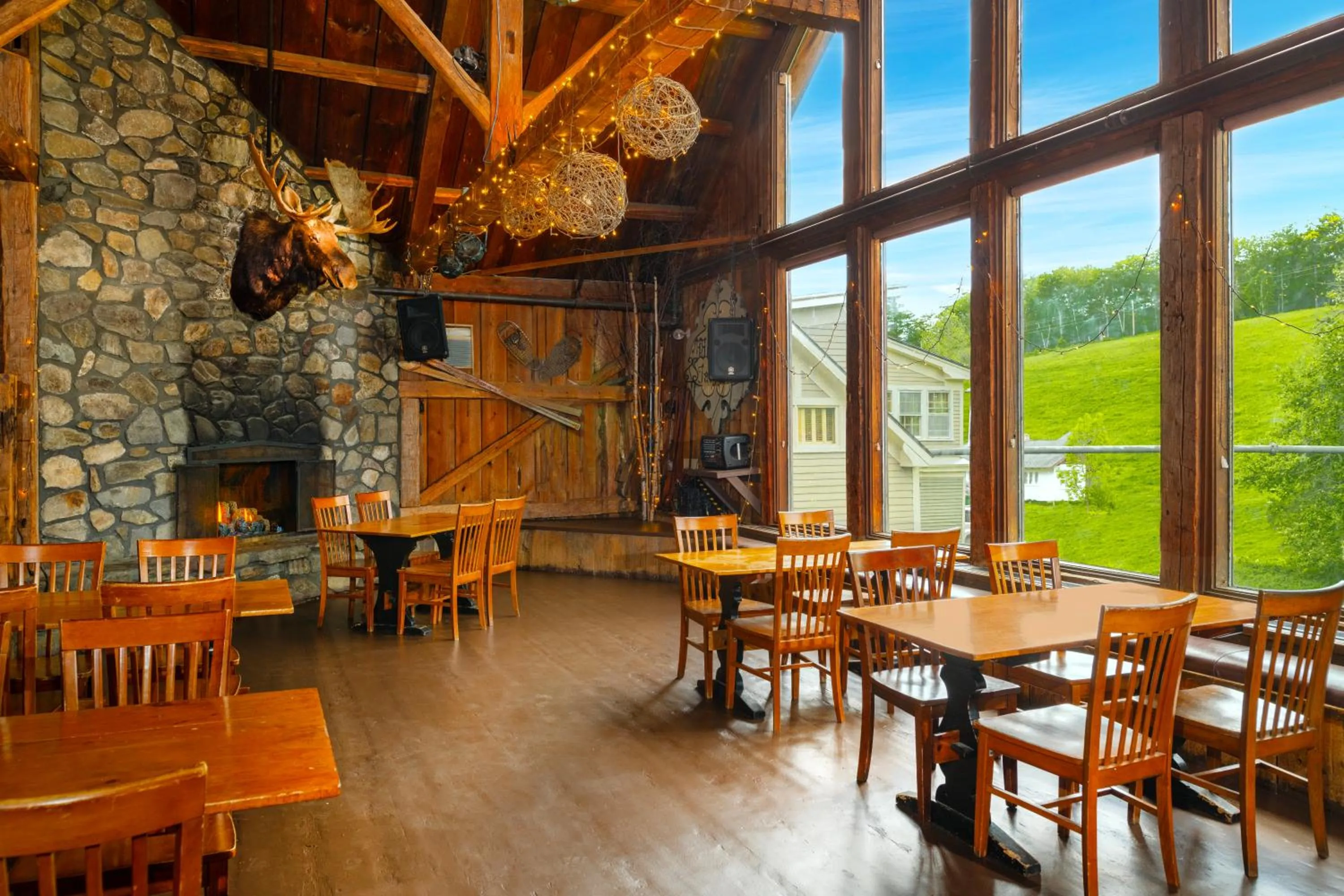 Lounge or bar in Whitneys Inn at Black Mountain