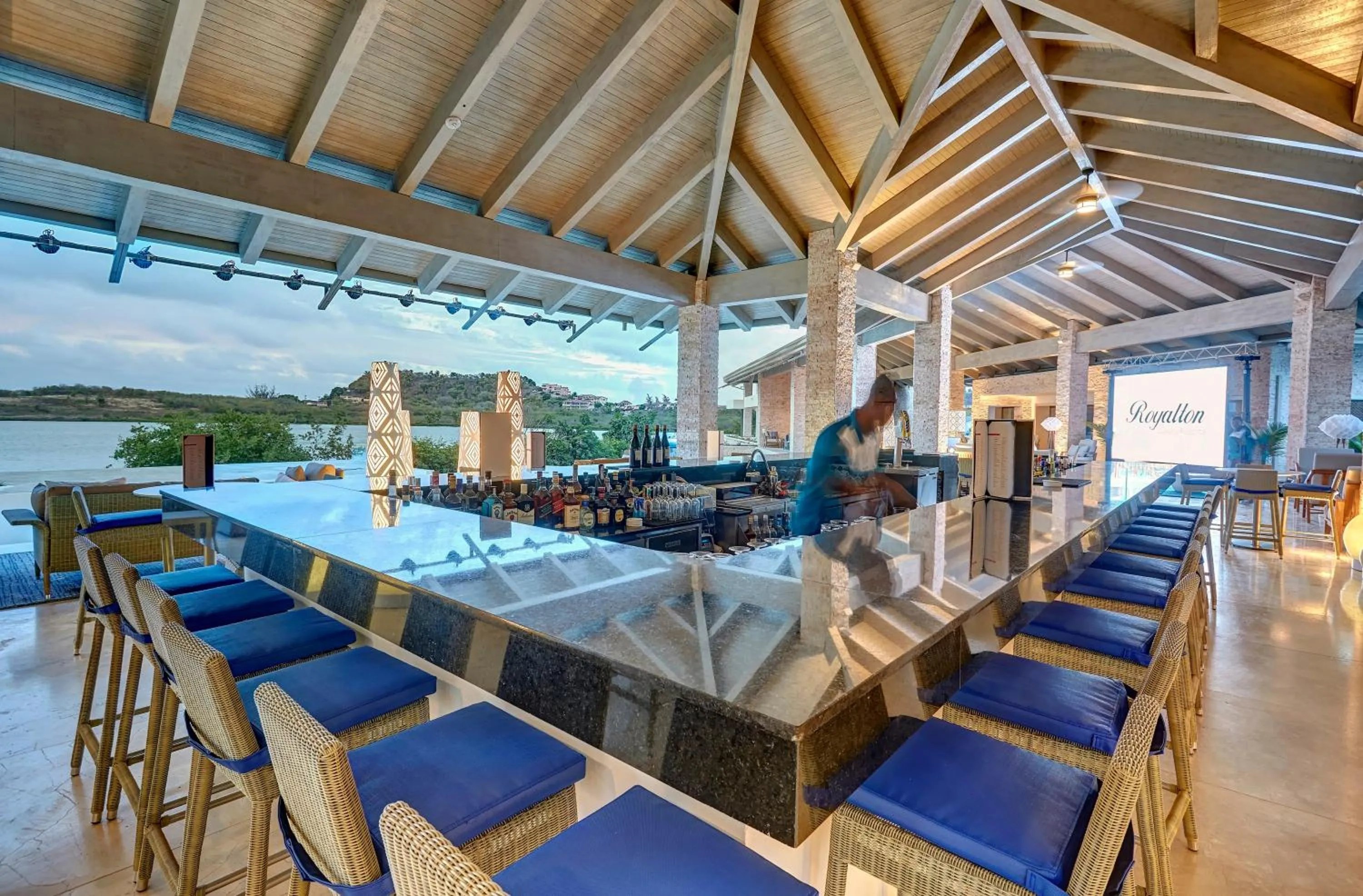 Lounge or bar in Royalton Antigua, An Autograph Collection All-Inclusive Resort