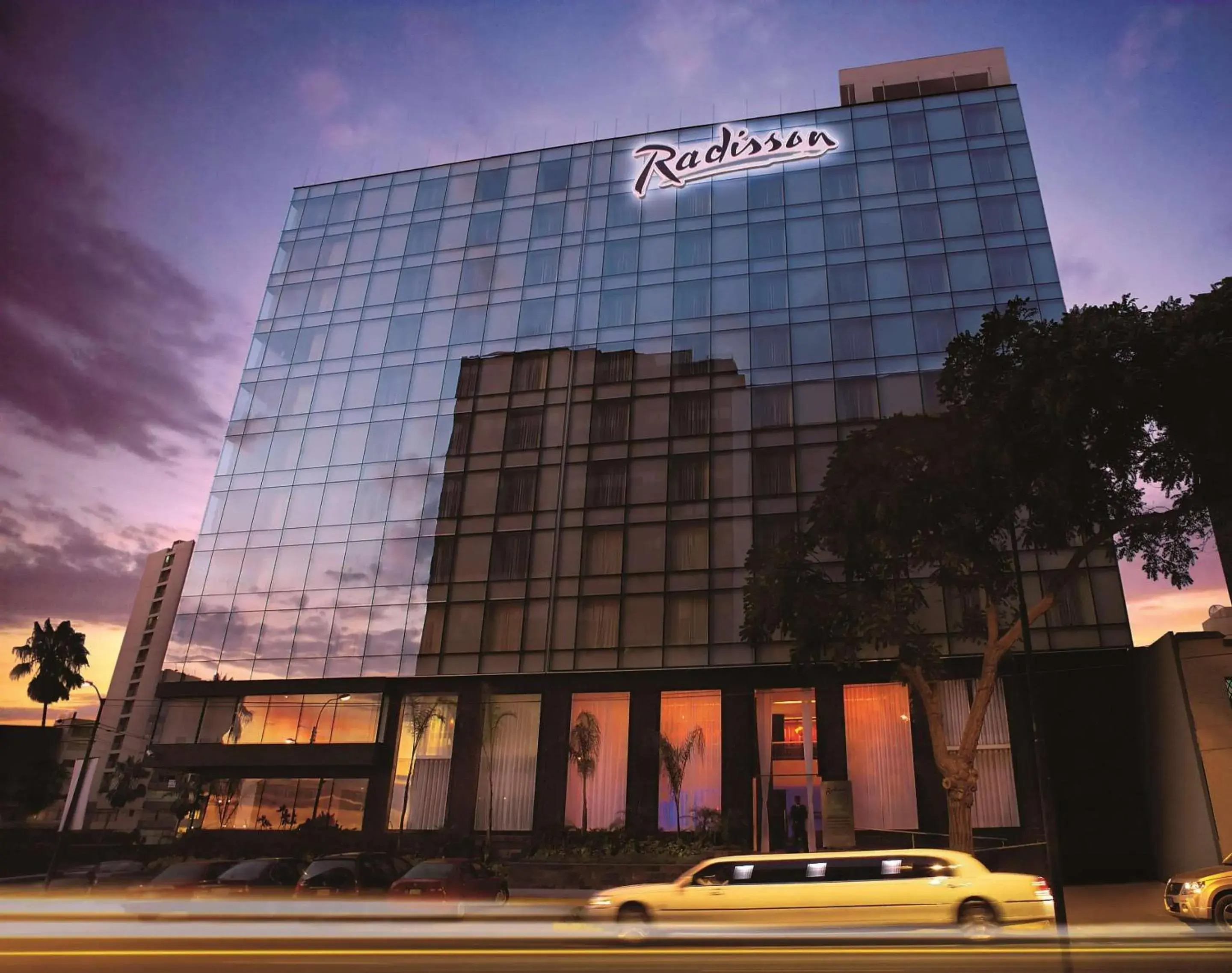 Property building in Radisson Hotel Decapolis Miraflores Property building in Radisson Hotel Decapolis Miraflores