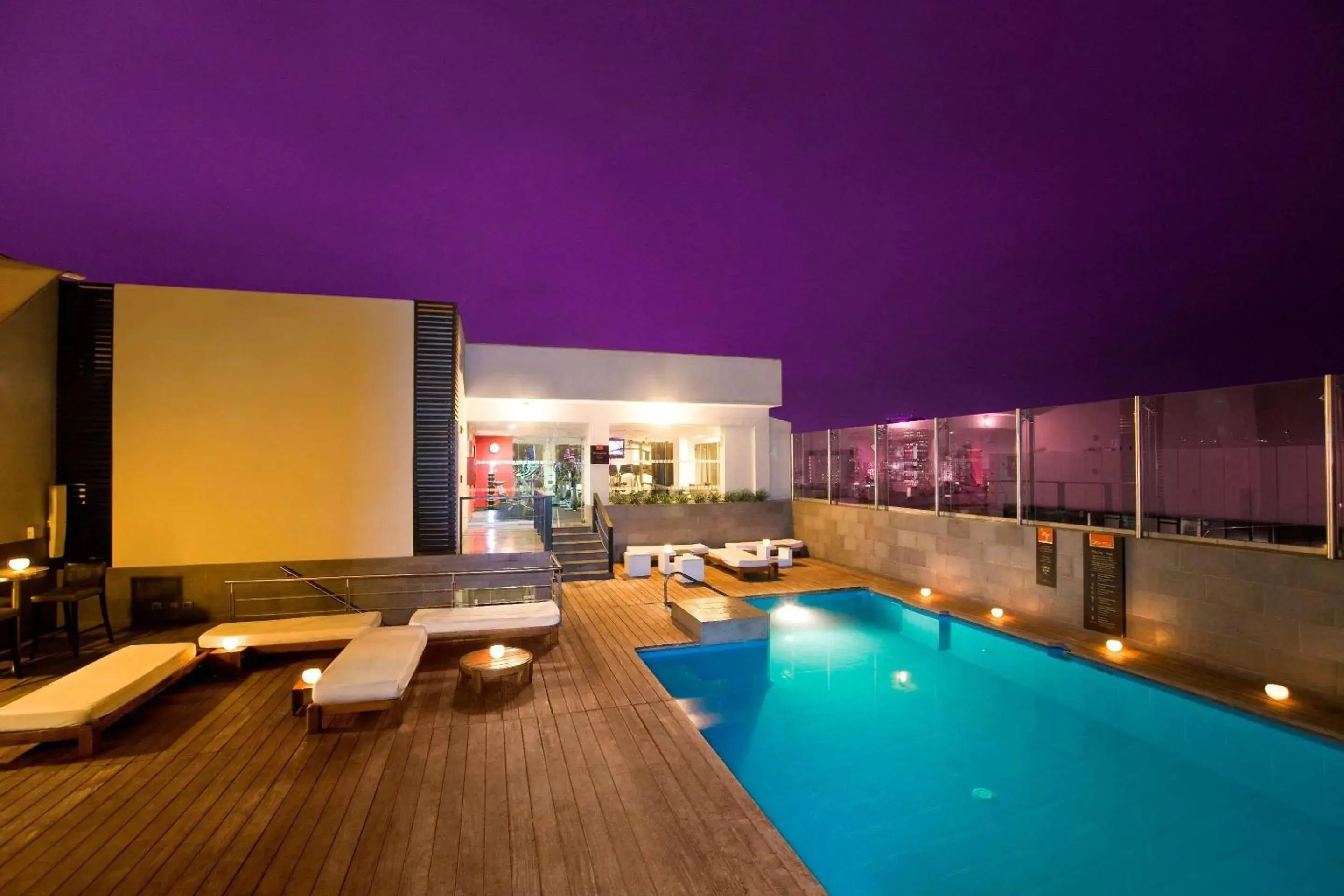 Swimming pool in Radisson Hotel Decapolis Miraflores Swimming pool in Radisson Hotel Decapolis Miraflores