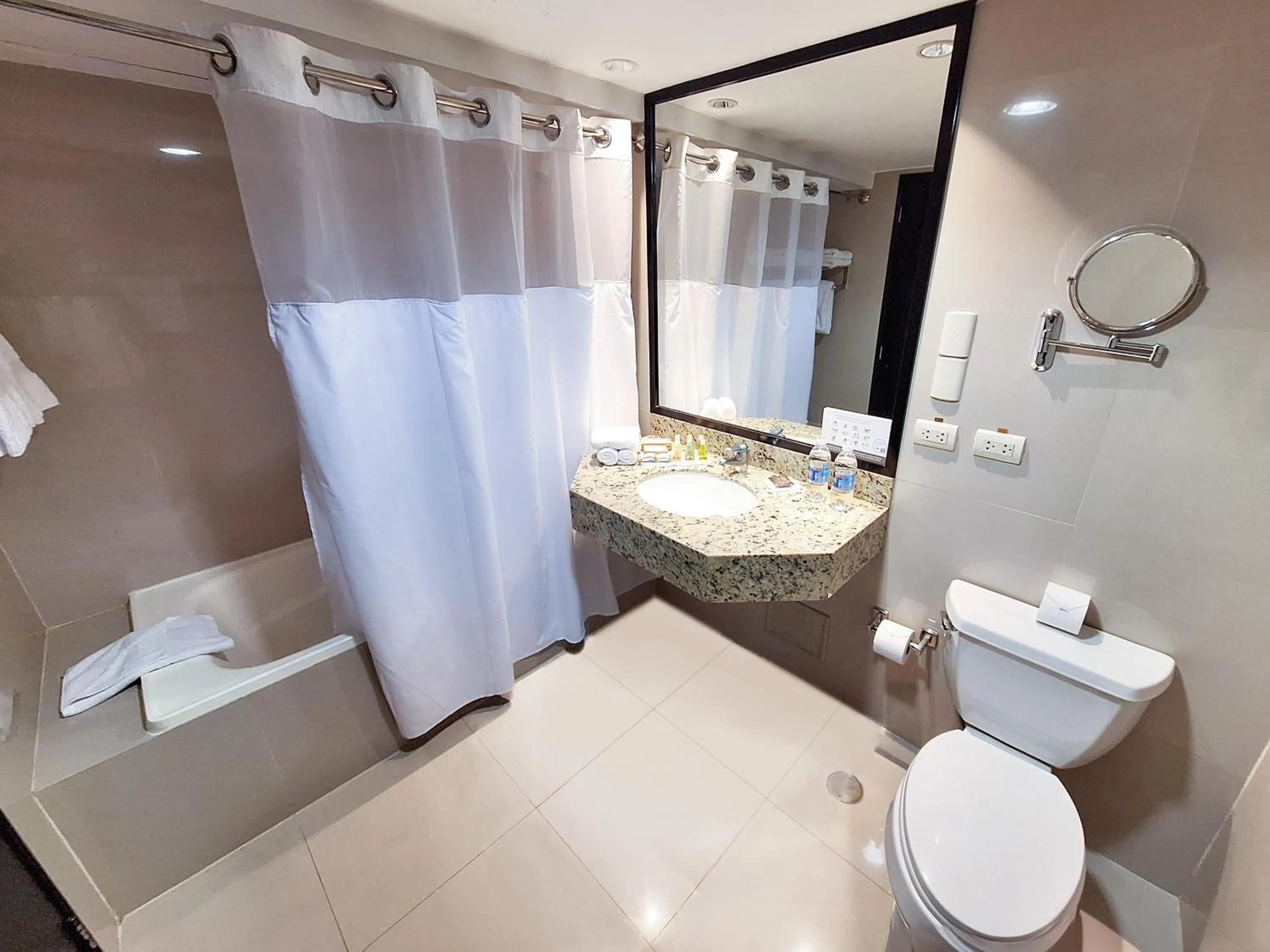 Bathroom in Radisson Hotel Decapolis Miraflores