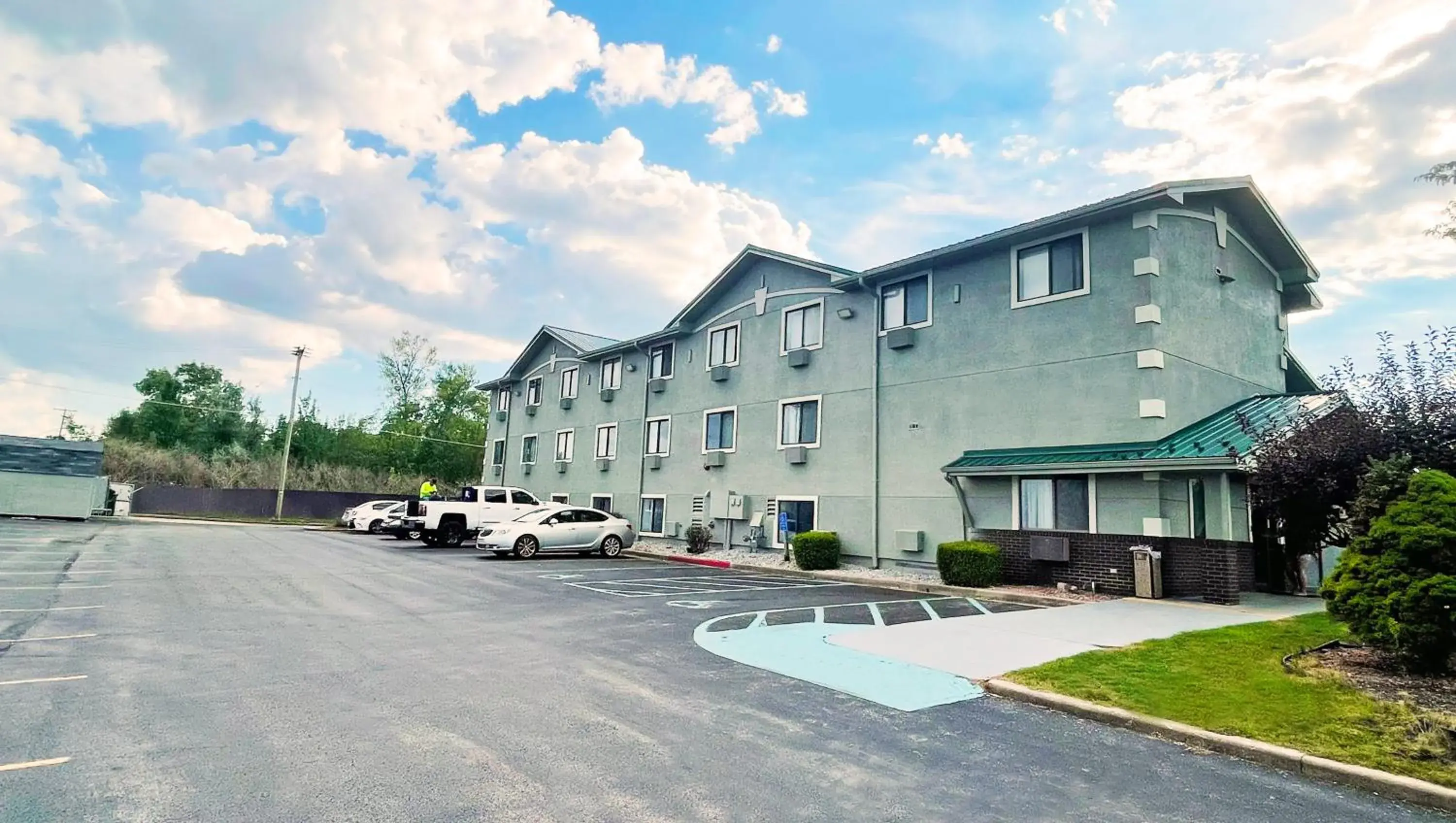 Property Building in Magnuson Hotel Fort Wayne North - Coliseum