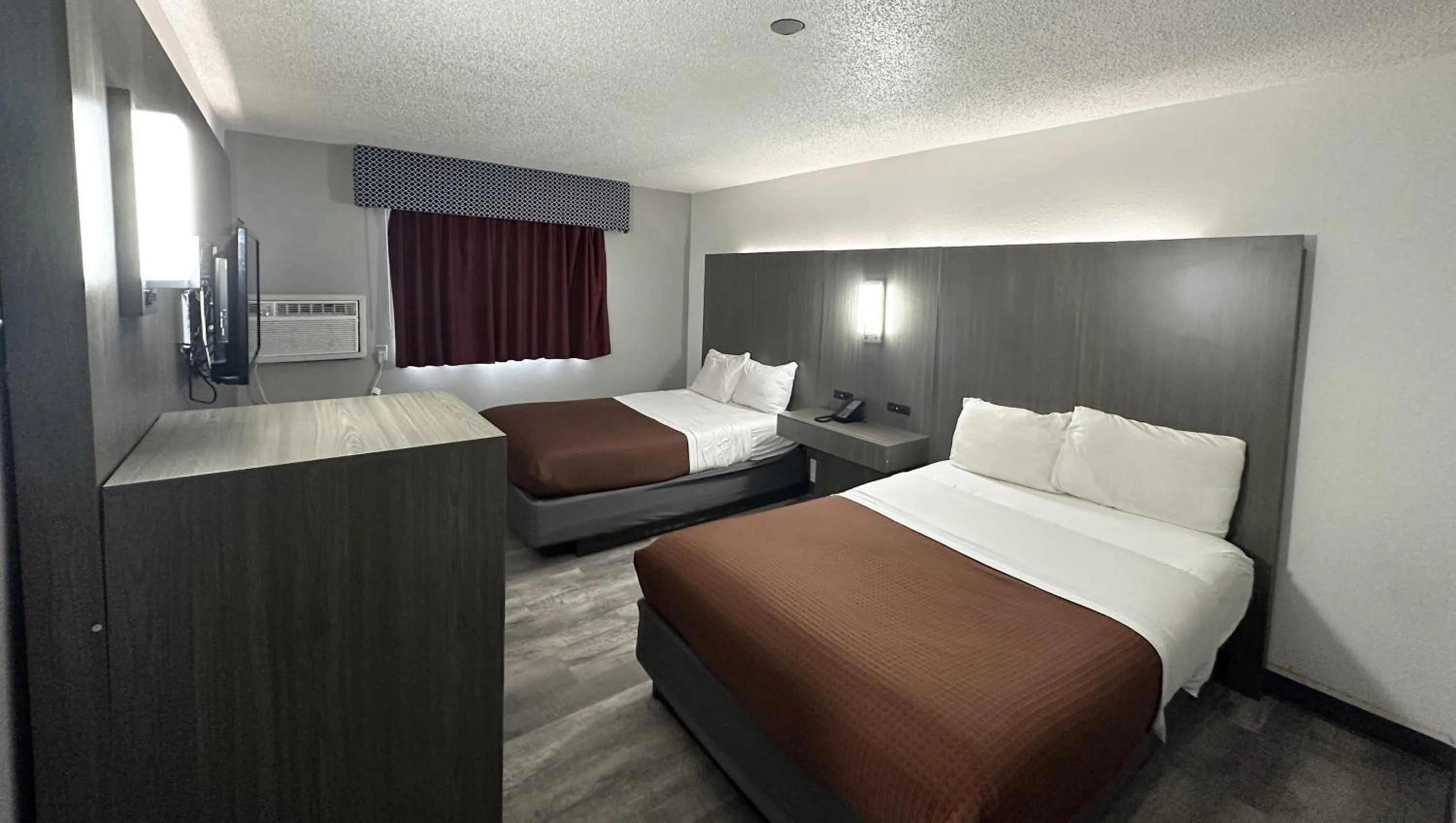 Bedroom, Bed in Magnuson Hotel Fort Wayne North - Coliseum