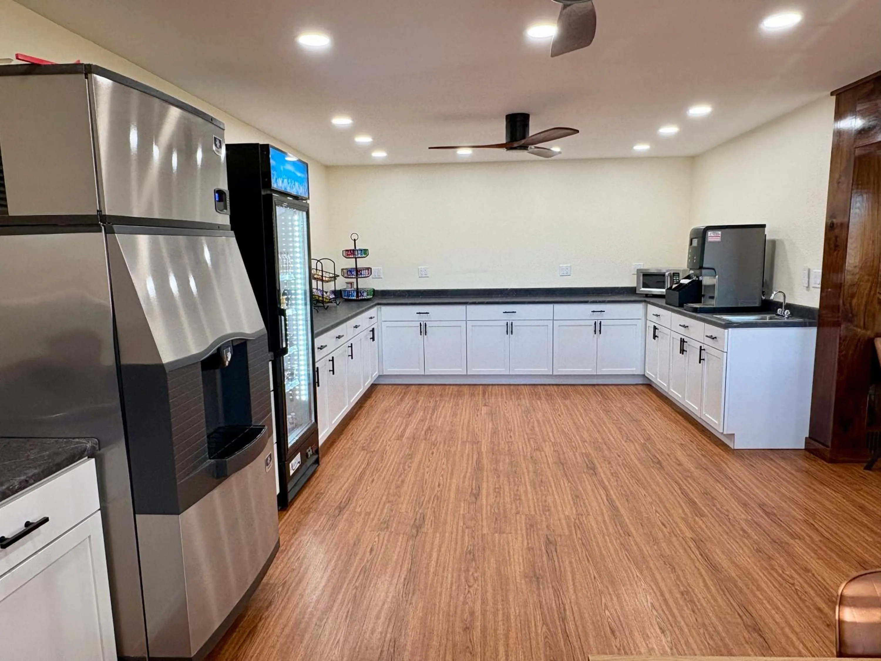 Breakfast in Americas Best Value Inn Wall