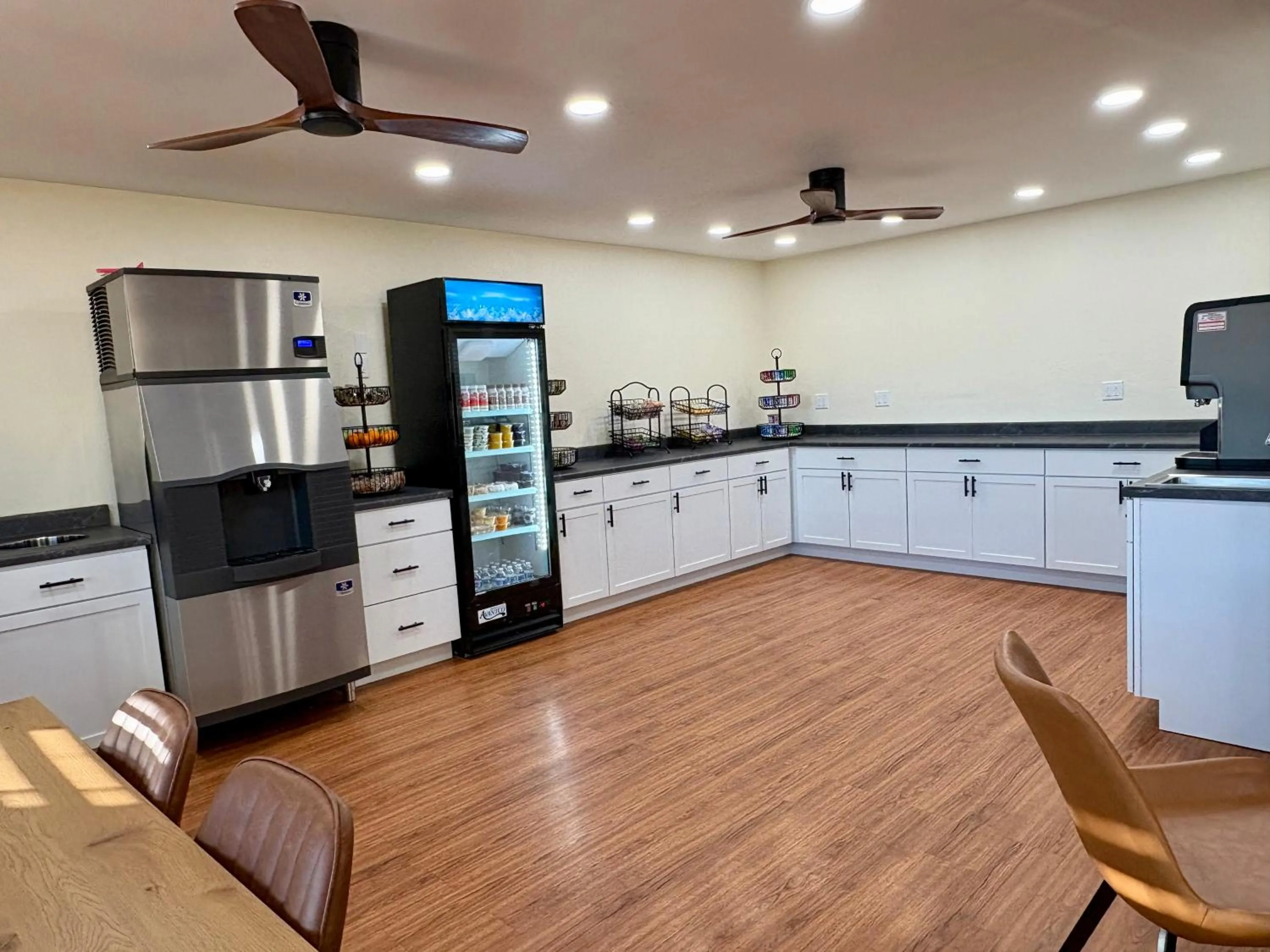 Property building in Americas Best Value Inn Wall