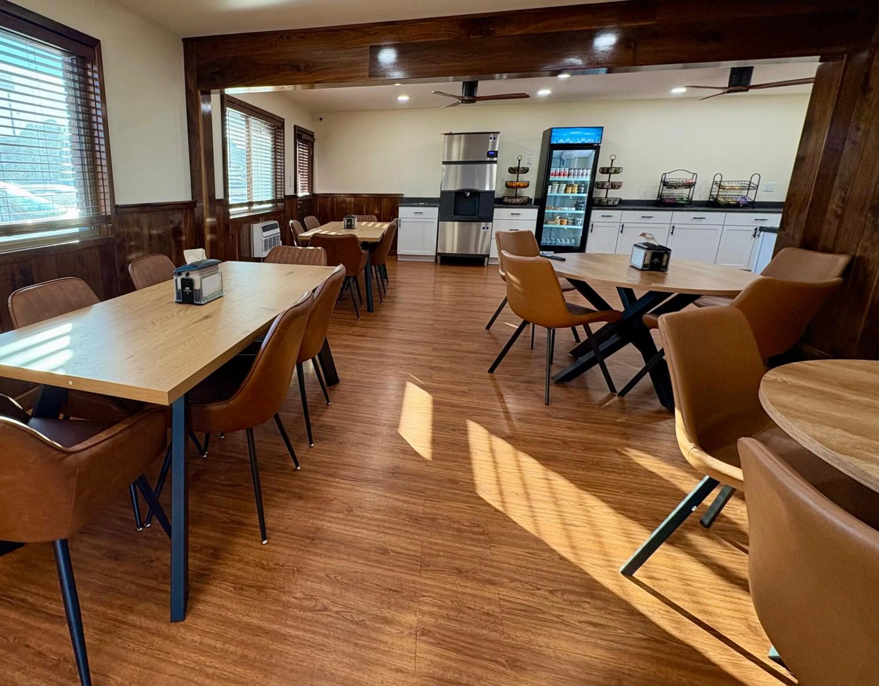 Dining area in Americas Best Value Inn Wall