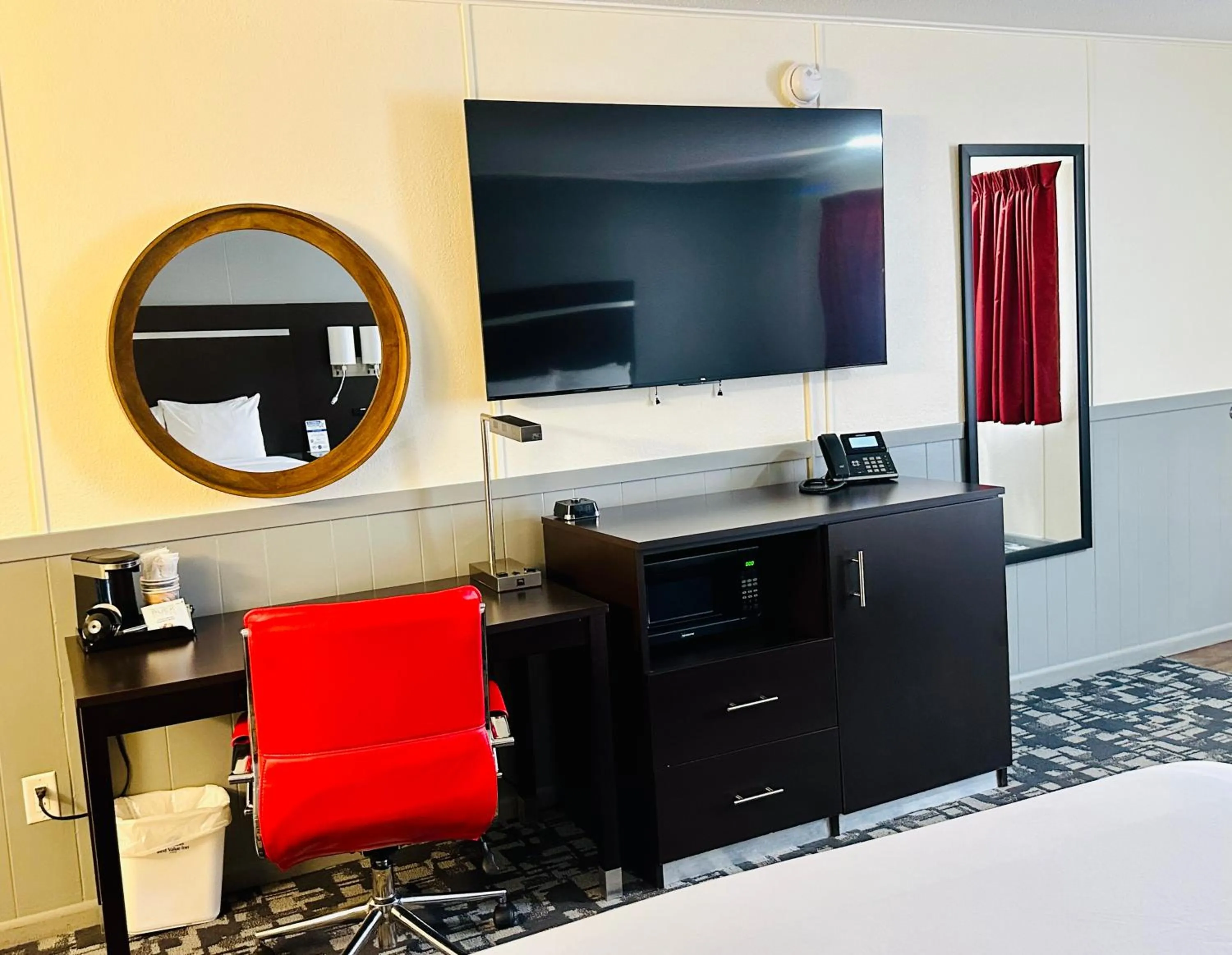 Bed in Americas Best Value Inn Wall