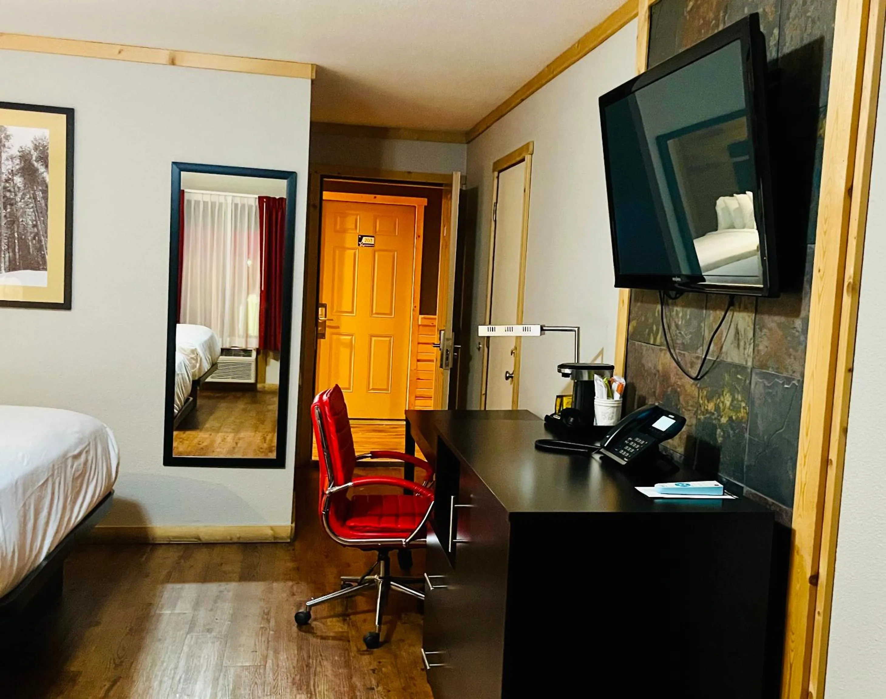 TV and multimedia in Americas Best Value Inn Wall