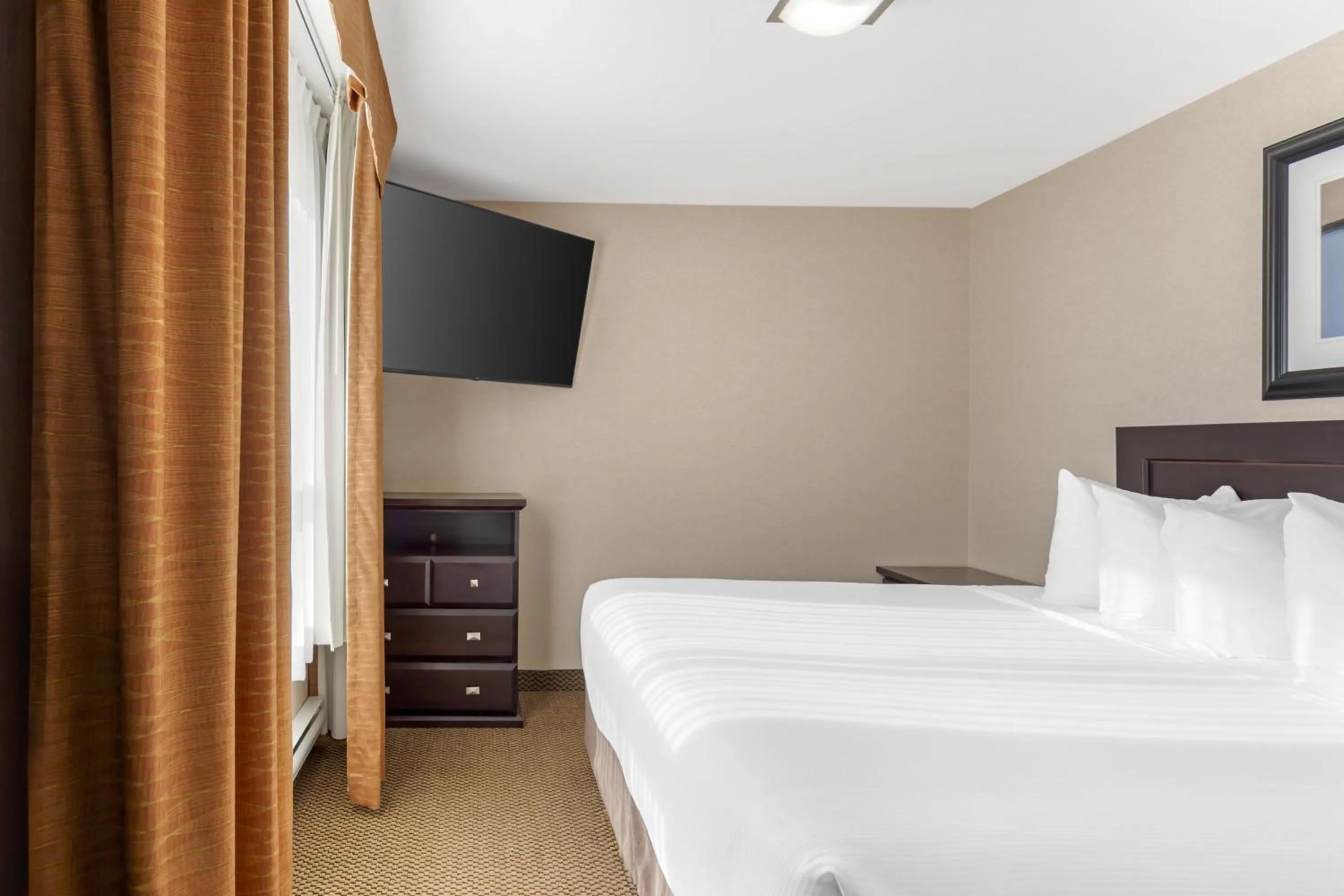 Photo of the whole room, Bed in Best Western Bonnyville Inn & Suites